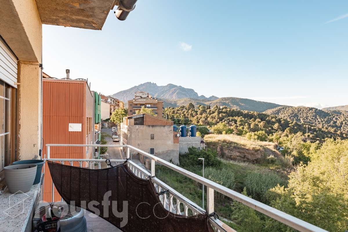 ALQUILADO. SOLO INVERSORES. Housfy vende este estupendo DÚPLEX CON VISTAS A MONTSERRAT, en Esparreguera, actualmente alquilado. Contrato de alquiler: Se subroga al comprador conforme a la LAU. Inquilinos con excelente cumplimiento. Información contractual ampliada en privado. Datos de inversión: Renta: 590 €/mes (7.080 €/año) Rentabilidad bruta: 4,425 % Inversión estable con contrato vigente e inquilinos cumplidores. Propiedad con 106 m² según Nota del Registro de Propiedad y 175 m² verificados con la Dirección General de Catastro. Construido en el año: 1979. La vivienda destaca por su excelente entrada de luz natural, la amplitud de sus estancias y unas vistas despejadas a Montserrat que aportan una sensación de tranquilidad poco habitual dentro del mercado actual. Datos de la vivienda: * 175 m² construidos según catastro ( 106 m² según nota simple ) * Vivienda tipo dúplex con distribución diferenciada * 3 habitaciones amplias * Vistas abiertas a Montserrat y entorno natural * Excelente luminosidad durante todo el día * Espacios versátiles con múltiples posibilidades de actualización * Finca tranquila y entorno residencial consolidado * Muy buena relación metros/precio dentro de la zona * Ideal tanto como vivienda habitual como inversión patrimonial Distribución La vivienda se distribuye en dos plantas, permitiendo separar claramente la zona de día y la zona de descanso. Cuenta con salón-comedor amplio, cocina independiente, tres dormitorios y diferentes espacios auxiliares que aportan comodidad y funcionalidad al conjunto. La configuración dúplex proporciona mayor privacidad y una sensación de vivienda mucho más completa y diferenciada respecto a los pisos convencionales. Ubicación Situada en Esparraguera, en un entorno residencial tranquilo rodeado de naturaleza y con vistas privilegiadas a Montserrat. La zona combina calidad de vida, servicios y buena conexión con Barcelona y el Baix Llobregat, convirtiéndose en una alternativa cada vez más demandada para quienes buscan espacio y tranquilidad sin alejarse de los principales núcleos urbanos. Aviso legal El precio de venta no incluye gastos de la compraventa como notaría, registro, impuestos, ni tampoco honorarios agencia. Esta publicación no es vinculante. Consulta siempre la nota simple con Housfy antes de formalizar la compraventa. Sobre nosotros Housfy es la plataforma integral de servicios inmobiliarios. Nuestra combinación de expertos y tecnología pone al alcance de todo el mundo servicios cómodos, claros y seguros. AICAT número: 7922. Nos encargamos de la gestión y asesoramiento de la compra. ¡Olvídate de todo! Hacemos los trámites por ti. Y, si además necesitas financiación, ponemos a tu disposición un bróker hipotecario para ayudarte a conseguir las mejores condiciones para tu perfil económico. Contacta con Housfy para agendar una visita y ampliar la información . Más información en: housfy.com En cumplimiento de la Ley 8/2026 en Cataluña, el certificado de presencia o ausencia de amianto se encuentra en proceso de tramitación.-28