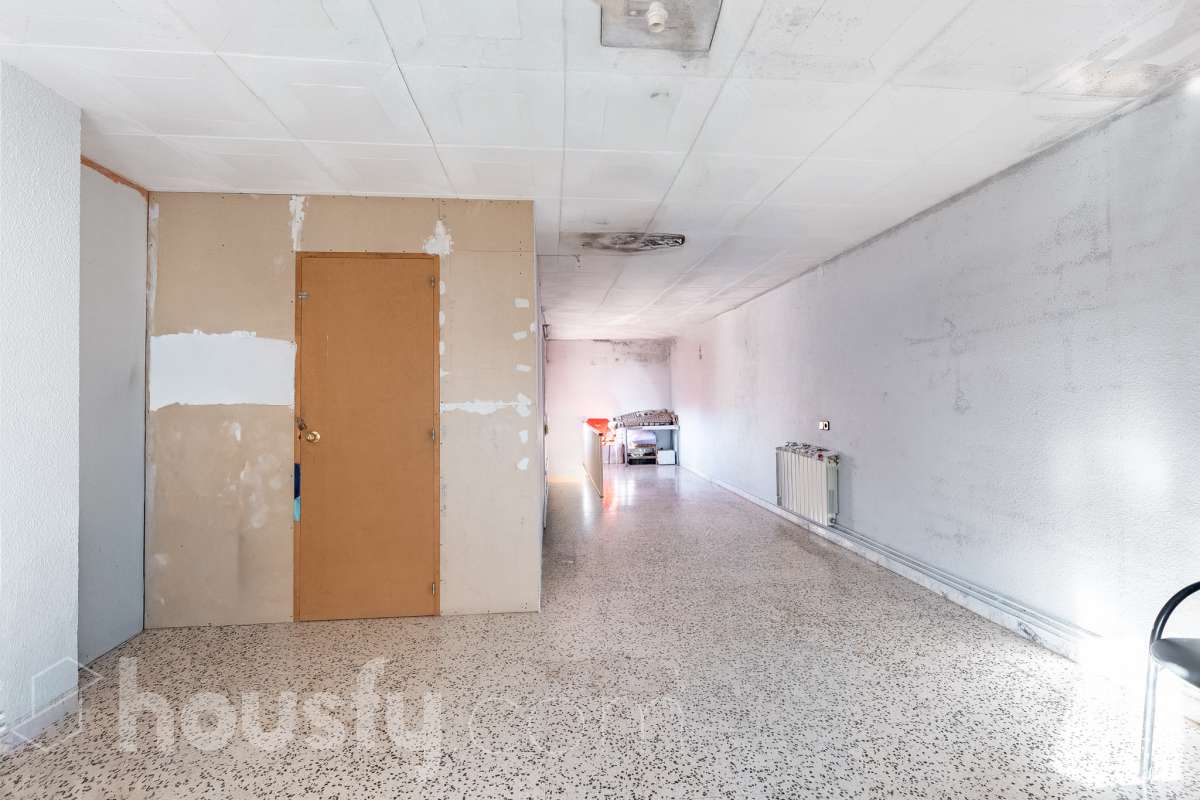 ALQUILADO. SOLO INVERSORES. Housfy vende este estupendo DÚPLEX CON VISTAS A MONTSERRAT, en Esparreguera, actualmente alquilado. Contrato de alquiler: Se subroga al comprador conforme a la LAU. Inquilinos con excelente cumplimiento. Información contractual ampliada en privado. Datos de inversión: Renta: 590 €/mes (7.080 €/año) Rentabilidad bruta: 4,425 % Inversión estable con contrato vigente e inquilinos cumplidores. Propiedad con 106 m² según Nota del Registro de Propiedad y 175 m² verificados con la Dirección General de Catastro. Construido en el año: 1979. La vivienda destaca por su excelente entrada de luz natural, la amplitud de sus estancias y unas vistas despejadas a Montserrat que aportan una sensación de tranquilidad poco habitual dentro del mercado actual. Datos de la vivienda: * 175 m² construidos según catastro ( 106 m² según nota simple ) * Vivienda tipo dúplex con distribución diferenciada * 3 habitaciones amplias * Vistas abiertas a Montserrat y entorno natural * Excelente luminosidad durante todo el día * Espacios versátiles con múltiples posibilidades de actualización * Finca tranquila y entorno residencial consolidado * Muy buena relación metros/precio dentro de la zona * Ideal tanto como vivienda habitual como inversión patrimonial Distribución La vivienda se distribuye en dos plantas, permitiendo separar claramente la zona de día y la zona de descanso. Cuenta con salón-comedor amplio, cocina independiente, tres dormitorios y diferentes espacios auxiliares que aportan comodidad y funcionalidad al conjunto. La configuración dúplex proporciona mayor privacidad y una sensación de vivienda mucho más completa y diferenciada respecto a los pisos convencionales. Ubicación Situada en Esparraguera, en un entorno residencial tranquilo rodeado de naturaleza y con vistas privilegiadas a Montserrat. La zona combina calidad de vida, servicios y buena conexión con Barcelona y el Baix Llobregat, convirtiéndose en una alternativa cada vez más demandada para quienes buscan espacio y tranquilidad sin alejarse de los principales núcleos urbanos. Aviso legal El precio de venta no incluye gastos de la compraventa como notaría, registro, impuestos, ni tampoco honorarios agencia. Esta publicación no es vinculante. Consulta siempre la nota simple con Housfy antes de formalizar la compraventa. Sobre nosotros Housfy es la plataforma integral de servicios inmobiliarios. Nuestra combinación de expertos y tecnología pone al alcance de todo el mundo servicios cómodos, claros y seguros. AICAT número: 7922. Nos encargamos de la gestión y asesoramiento de la compra. ¡Olvídate de todo! Hacemos los trámites por ti. Y, si además necesitas financiación, ponemos a tu disposición un bróker hipotecario para ayudarte a conseguir las mejores condiciones para tu perfil económico. Contacta con Housfy para agendar una visita y ampliar la información . Más información en: housfy.com En cumplimiento de la Ley 8/2026 en Cataluña, el certificado de presencia o ausencia de amianto se encuentra en proceso de tramitación.-14