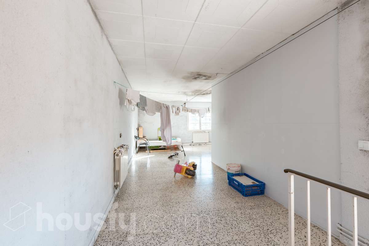 ALQUILADO. SOLO INVERSORES. Housfy vende este estupendo DÚPLEX CON VISTAS A MONTSERRAT, en Esparreguera, actualmente alquilado. Contrato de alquiler: Se subroga al comprador conforme a la LAU. Inquilinos con excelente cumplimiento. Información contractual ampliada en privado. Datos de inversión: Renta: 590 €/mes (7.080 €/año) Rentabilidad bruta: 4,425 % Inversión estable con contrato vigente e inquilinos cumplidores. Propiedad con 106 m² según Nota del Registro de Propiedad y 175 m² verificados con la Dirección General de Catastro. Construido en el año: 1979. La vivienda destaca por su excelente entrada de luz natural, la amplitud de sus estancias y unas vistas despejadas a Montserrat que aportan una sensación de tranquilidad poco habitual dentro del mercado actual. Datos de la vivienda: * 175 m² construidos según catastro ( 106 m² según nota simple ) * Vivienda tipo dúplex con distribución diferenciada * 3 habitaciones amplias * Vistas abiertas a Montserrat y entorno natural * Excelente luminosidad durante todo el día * Espacios versátiles con múltiples posibilidades de actualización * Finca tranquila y entorno residencial consolidado * Muy buena relación metros/precio dentro de la zona * Ideal tanto como vivienda habitual como inversión patrimonial Distribución La vivienda se distribuye en dos plantas, permitiendo separar claramente la zona de día y la zona de descanso. Cuenta con salón-comedor amplio, cocina independiente, tres dormitorios y diferentes espacios auxiliares que aportan comodidad y funcionalidad al conjunto. La configuración dúplex proporciona mayor privacidad y una sensación de vivienda mucho más completa y diferenciada respecto a los pisos convencionales. Ubicación Situada en Esparraguera, en un entorno residencial tranquilo rodeado de naturaleza y con vistas privilegiadas a Montserrat. La zona combina calidad de vida, servicios y buena conexión con Barcelona y el Baix Llobregat, convirtiéndose en una alternativa cada vez más demandada para quienes buscan espacio y tranquilidad sin alejarse de los principales núcleos urbanos. Aviso legal El precio de venta no incluye gastos de la compraventa como notaría, registro, impuestos, ni tampoco honorarios agencia. Esta publicación no es vinculante. Consulta siempre la nota simple con Housfy antes de formalizar la compraventa. Sobre nosotros Housfy es la plataforma integral de servicios inmobiliarios. Nuestra combinación de expertos y tecnología pone al alcance de todo el mundo servicios cómodos, claros y seguros. AICAT número: 7922. Nos encargamos de la gestión y asesoramiento de la compra. ¡Olvídate de todo! Hacemos los trámites por ti. Y, si además necesitas financiación, ponemos a tu disposición un bróker hipotecario para ayudarte a conseguir las mejores condiciones para tu perfil económico. Contacta con Housfy para agendar una visita y ampliar la información . Más información en: housfy.com En cumplimiento de la Ley 8/2026 en Cataluña, el certificado de presencia o ausencia de amianto se encuentra en proceso de tramitación.-11