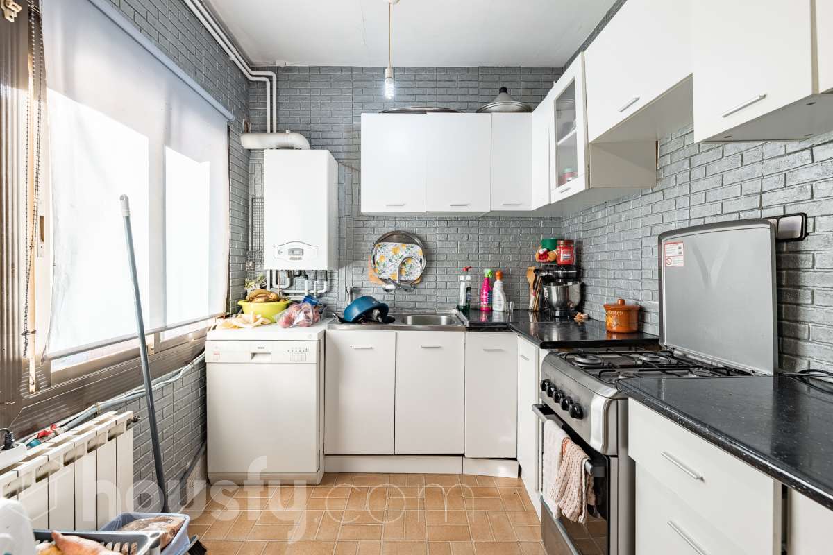 ALQUILADO. SOLO INVERSORES. Housfy vende este estupendo DÚPLEX CON VISTAS A MONTSERRAT, en Esparreguera, actualmente alquilado. Contrato de alquiler: Se subroga al comprador conforme a la LAU. Inquilinos con excelente cumplimiento. Información contractual ampliada en privado. Datos de inversión: Renta: 590 €/mes (7.080 €/año) Rentabilidad bruta: 4,425 % Inversión estable con contrato vigente e inquilinos cumplidores. Propiedad con 106 m² según Nota del Registro de Propiedad y 175 m² verificados con la Dirección General de Catastro. Construido en el año: 1979. La vivienda destaca por su excelente entrada de luz natural, la amplitud de sus estancias y unas vistas despejadas a Montserrat que aportan una sensación de tranquilidad poco habitual dentro del mercado actual. Datos de la vivienda: * 175 m² construidos según catastro ( 106 m² según nota simple ) * Vivienda tipo dúplex con distribución diferenciada * 3 habitaciones amplias * Vistas abiertas a Montserrat y entorno natural * Excelente luminosidad durante todo el día * Espacios versátiles con múltiples posibilidades de actualización * Finca tranquila y entorno residencial consolidado * Muy buena relación metros/precio dentro de la zona * Ideal tanto como vivienda habitual como inversión patrimonial Distribución La vivienda se distribuye en dos plantas, permitiendo separar claramente la zona de día y la zona de descanso. Cuenta con salón-comedor amplio, cocina independiente, tres dormitorios y diferentes espacios auxiliares que aportan comodidad y funcionalidad al conjunto. La configuración dúplex proporciona mayor privacidad y una sensación de vivienda mucho más completa y diferenciada respecto a los pisos convencionales. Ubicación Situada en Esparraguera, en un entorno residencial tranquilo rodeado de naturaleza y con vistas privilegiadas a Montserrat. La zona combina calidad de vida, servicios y buena conexión con Barcelona y el Baix Llobregat, convirtiéndose en una alternativa cada vez más demandada para quienes buscan espacio y tranquilidad sin alejarse de los principales núcleos urbanos. Aviso legal El precio de venta no incluye gastos de la compraventa como notaría, registro, impuestos, ni tampoco honorarios agencia. Esta publicación no es vinculante. Consulta siempre la nota simple con Housfy antes de formalizar la compraventa. Sobre nosotros Housfy es la plataforma integral de servicios inmobiliarios. Nuestra combinación de expertos y tecnología pone al alcance de todo el mundo servicios cómodos, claros y seguros. AICAT número: 7922. Nos encargamos de la gestión y asesoramiento de la compra. ¡Olvídate de todo! Hacemos los trámites por ti. Y, si además necesitas financiación, ponemos a tu disposición un bróker hipotecario para ayudarte a conseguir las mejores condiciones para tu perfil económico. Contacta con Housfy para agendar una visita y ampliar la información . Más información en: housfy.com En cumplimiento de la Ley 8/2026 en Cataluña, el certificado de presencia o ausencia de amianto se encuentra en proceso de tramitación.-19