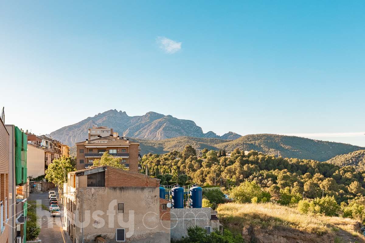 ALQUILADO. SOLO INVERSORES. Housfy vende este estupendo DÚPLEX CON VISTAS A MONTSERRAT, en Esparreguera, actualmente alquilado. Contrato de alquiler: Se subroga al comprador conforme a la LAU. Inquilinos con excelente cumplimiento. Información contractual ampliada en privado. Datos de inversión: Renta: 590 €/mes (7.080 €/año) Rentabilidad bruta: 4,425 % Inversión estable con contrato vigente e inquilinos cumplidores. Propiedad con 106 m² según Nota del Registro de Propiedad y 175 m² verificados con la Dirección General de Catastro. Construido en el año: 1979. La vivienda destaca por su excelente entrada de luz natural, la amplitud de sus estancias y unas vistas despejadas a Montserrat que aportan una sensación de tranquilidad poco habitual dentro del mercado actual. Datos de la vivienda: * 175 m² construidos según catastro ( 106 m² según nota simple ) * Vivienda tipo dúplex con distribución diferenciada * 3 habitaciones amplias * Vistas abiertas a Montserrat y entorno natural * Excelente luminosidad durante todo el día * Espacios versátiles con múltiples posibilidades de actualización * Finca tranquila y entorno residencial consolidado * Muy buena relación metros/precio dentro de la zona * Ideal tanto como vivienda habitual como inversión patrimonial Distribución La vivienda se distribuye en dos plantas, permitiendo separar claramente la zona de día y la zona de descanso. Cuenta con salón-comedor amplio, cocina independiente, tres dormitorios y diferentes espacios auxiliares que aportan comodidad y funcionalidad al conjunto. La configuración dúplex proporciona mayor privacidad y una sensación de vivienda mucho más completa y diferenciada respecto a los pisos convencionales. Ubicación Situada en Esparraguera, en un entorno residencial tranquilo rodeado de naturaleza y con vistas privilegiadas a Montserrat. La zona combina calidad de vida, servicios y buena conexión con Barcelona y el Baix Llobregat, convirtiéndose en una alternativa cada vez más demandada para quienes buscan espacio y tranquilidad sin alejarse de los principales núcleos urbanos. Aviso legal El precio de venta no incluye gastos de la compraventa como notaría, registro, impuestos, ni tampoco honorarios agencia. Esta publicación no es vinculante. Consulta siempre la nota simple con Housfy antes de formalizar la compraventa. Sobre nosotros Housfy es la plataforma integral de servicios inmobiliarios. Nuestra combinación de expertos y tecnología pone al alcance de todo el mundo servicios cómodos, claros y seguros. AICAT número: 7922. Nos encargamos de la gestión y asesoramiento de la compra. ¡Olvídate de todo! Hacemos los trámites por ti. Y, si además necesitas financiación, ponemos a tu disposición un bróker hipotecario para ayudarte a conseguir las mejores condiciones para tu perfil económico. Contacta con Housfy para agendar una visita y ampliar la información . Más información en: housfy.com En cumplimiento de la Ley 8/2026 en Cataluña, el certificado de presencia o ausencia de amianto se encuentra en proceso de tramitación.-35