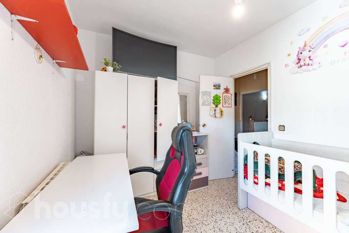 ALQUILADO. SOLO INVERSORES. Housfy vende este estupendo DÚPLEX CON VISTAS A MONTSERRAT, en Esparreguera, actualmente alquilado. Contrato de alquiler: Se subroga al comprador conforme a la LAU. Inquilinos con excelente cumplimiento. Información contractual ampliada en privado. Datos de inversión: Renta: 590 €/mes (7.080 €/año) Rentabilidad bruta: 4,425 % Inversión estable con contrato vigente e inquilinos cumplidores. Propiedad con 106 m² según Nota del Registro de Propiedad y 175 m² verificados con la Dirección General de Catastro. Construido en el año: 1979. La vivienda destaca por su excelente entrada de luz natural, la amplitud de sus estancias y unas vistas despejadas a Montserrat que aportan una sensación de tranquilidad poco habitual dentro del mercado actual. Datos de la vivienda: * 175 m² construidos según catastro ( 106 m² según nota simple ) * Vivienda tipo dúplex con distribución diferenciada * 3 habitaciones amplias * Vistas abiertas a Montserrat y entorno natural * Excelente luminosidad durante todo el día * Espacios versátiles con múltiples posibilidades de actualización * Finca tranquila y entorno residencial consolidado * Muy buena relación metros/precio dentro de la zona * Ideal tanto como vivienda habitual como inversión patrimonial Distribución La vivienda se distribuye en dos plantas, permitiendo separar claramente la zona de día y la zona de descanso. Cuenta con salón-comedor amplio, cocina independiente, tres dormitorios y diferentes espacios auxiliares que aportan comodidad y funcionalidad al conjunto. La configuración dúplex proporciona mayor privacidad y una sensación de vivienda mucho más completa y diferenciada respecto a los pisos convencionales. Ubicación Situada en Esparraguera, en un entorno residencial tranquilo rodeado de naturaleza y con vistas privilegiadas a Montserrat. La zona combina calidad de vida, servicios y buena conexión con Barcelona y el Baix Llobregat, convirtiéndose en una alternativa cada vez más demandada para quienes buscan espacio y tranquilidad sin alejarse de los principales núcleos urbanos. Aviso legal El precio de venta no incluye gastos de la compraventa como notaría, registro, impuestos, ni tampoco honorarios agencia. Esta publicación no es vinculante. Consulta siempre la nota simple con Housfy antes de formalizar la compraventa. Sobre nosotros Housfy es la plataforma integral de servicios inmobiliarios. Nuestra combinación de expertos y tecnología pone al alcance de todo el mundo servicios cómodos, claros y seguros. AICAT número: 7922. Nos encargamos de la gestión y asesoramiento de la compra. ¡Olvídate de todo! Hacemos los trámites por ti. Y, si además necesitas financiación, ponemos a tu disposición un bróker hipotecario para ayudarte a conseguir las mejores condiciones para tu perfil económico. Contacta con Housfy para agendar una visita y ampliar la información . Más información en: housfy.com En cumplimiento de la Ley 8/2026 en Cataluña, el certificado de presencia o ausencia de amianto se encuentra en proceso de tramitación.-10