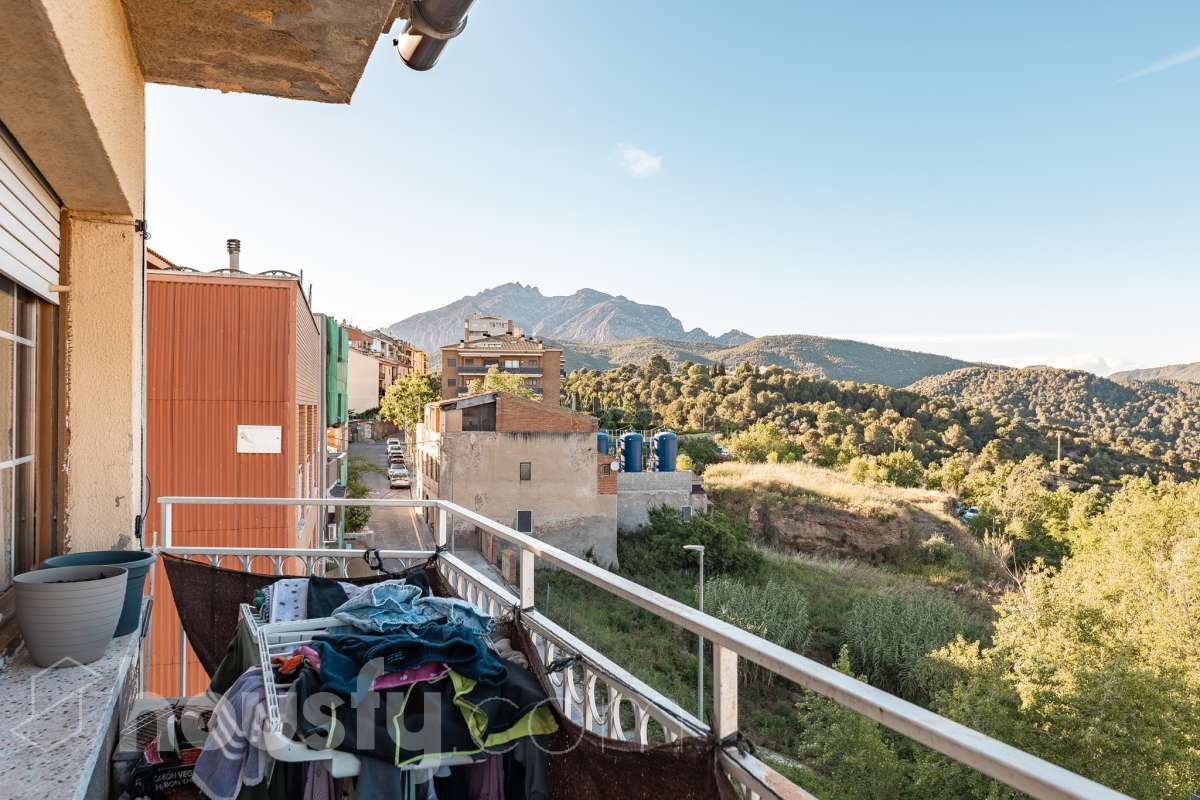 ALQUILADO. SOLO INVERSORES. Housfy vende este estupendo DÚPLEX CON VISTAS A MONTSERRAT, en Esparreguera, actualmente alquilado. Contrato de alquiler: Se subroga al comprador conforme a la LAU. Inquilinos con excelente cumplimiento. Información contractual ampliada en privado. Datos de inversión: Renta: 590 €/mes (7.080 €/año) Rentabilidad bruta: 4,425 % Inversión estable con contrato vigente e inquilinos cumplidores. Propiedad con 106 m² según Nota del Registro de Propiedad y 175 m² verificados con la Dirección General de Catastro. Construido en el año: 1979. La vivienda destaca por su excelente entrada de luz natural, la amplitud de sus estancias y unas vistas despejadas a Montserrat que aportan una sensación de tranquilidad poco habitual dentro del mercado actual. Datos de la vivienda: * 175 m² construidos según catastro ( 106 m² según nota simple ) * Vivienda tipo dúplex con distribución diferenciada * 3 habitaciones amplias * Vistas abiertas a Montserrat y entorno natural * Excelente luminosidad durante todo el día * Espacios versátiles con múltiples posibilidades de actualización * Finca tranquila y entorno residencial consolidado * Muy buena relación metros/precio dentro de la zona * Ideal tanto como vivienda habitual como inversión patrimonial Distribución La vivienda se distribuye en dos plantas, permitiendo separar claramente la zona de día y la zona de descanso. Cuenta con salón-comedor amplio, cocina independiente, tres dormitorios y diferentes espacios auxiliares que aportan comodidad y funcionalidad al conjunto. La configuración dúplex proporciona mayor privacidad y una sensación de vivienda mucho más completa y diferenciada respecto a los pisos convencionales. Ubicación Situada en Esparraguera, en un entorno residencial tranquilo rodeado de naturaleza y con vistas privilegiadas a Montserrat. La zona combina calidad de vida, servicios y buena conexión con Barcelona y el Baix Llobregat, convirtiéndose en una alternativa cada vez más demandada para quienes buscan espacio y tranquilidad sin alejarse de los principales núcleos urbanos. Aviso legal El precio de venta no incluye gastos de la compraventa como notaría, registro, impuestos, ni tampoco honorarios agencia. Esta publicación no es vinculante. Consulta siempre la nota simple con Housfy antes de formalizar la compraventa. Sobre nosotros Housfy es la plataforma integral de servicios inmobiliarios. Nuestra combinación de expertos y tecnología pone al alcance de todo el mundo servicios cómodos, claros y seguros. AICAT número: 7922. Nos encargamos de la gestión y asesoramiento de la compra. ¡Olvídate de todo! Hacemos los trámites por ti. Y, si además necesitas financiación, ponemos a tu disposición un bróker hipotecario para ayudarte a conseguir las mejores condiciones para tu perfil económico. Contacta con Housfy para agendar una visita y ampliar la información . Más información en: housfy.com En cumplimiento de la Ley 8/2026 en Cataluña, el certificado de presencia o ausencia de amianto se encuentra en proceso de tramitación.-27