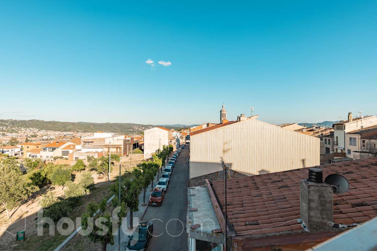 ALQUILADO. SOLO INVERSORES. Housfy vende este estupendo DÚPLEX CON VISTAS A MONTSERRAT, en Esparreguera, actualmente alquilado. Contrato de alquiler: Se subroga al comprador conforme a la LAU. Inquilinos con excelente cumplimiento. Información contractual ampliada en privado. Datos de inversión: Renta: 590 €/mes (7.080 €/año) Rentabilidad bruta: 4,425 % Inversión estable con contrato vigente e inquilinos cumplidores. Propiedad con 106 m² según Nota del Registro de Propiedad y 175 m² verificados con la Dirección General de Catastro. Construido en el año: 1979. La vivienda destaca por su excelente entrada de luz natural, la amplitud de sus estancias y unas vistas despejadas a Montserrat que aportan una sensación de tranquilidad poco habitual dentro del mercado actual. Datos de la vivienda: * 175 m² construidos según catastro ( 106 m² según nota simple ) * Vivienda tipo dúplex con distribución diferenciada * 3 habitaciones amplias * Vistas abiertas a Montserrat y entorno natural * Excelente luminosidad durante todo el día * Espacios versátiles con múltiples posibilidades de actualización * Finca tranquila y entorno residencial consolidado * Muy buena relación metros/precio dentro de la zona * Ideal tanto como vivienda habitual como inversión patrimonial Distribución La vivienda se distribuye en dos plantas, permitiendo separar claramente la zona de día y la zona de descanso. Cuenta con salón-comedor amplio, cocina independiente, tres dormitorios y diferentes espacios auxiliares que aportan comodidad y funcionalidad al conjunto. La configuración dúplex proporciona mayor privacidad y una sensación de vivienda mucho más completa y diferenciada respecto a los pisos convencionales. Ubicación Situada en Esparraguera, en un entorno residencial tranquilo rodeado de naturaleza y con vistas privilegiadas a Montserrat. La zona combina calidad de vida, servicios y buena conexión con Barcelona y el Baix Llobregat, convirtiéndose en una alternativa cada vez más demandada para quienes buscan espacio y tranquilidad sin alejarse de los principales núcleos urbanos. Aviso legal El precio de venta no incluye gastos de la compraventa como notaría, registro, impuestos, ni tampoco honorarios agencia. Esta publicación no es vinculante. Consulta siempre la nota simple con Housfy antes de formalizar la compraventa. Sobre nosotros Housfy es la plataforma integral de servicios inmobiliarios. Nuestra combinación de expertos y tecnología pone al alcance de todo el mundo servicios cómodos, claros y seguros. AICAT número: 7922. Nos encargamos de la gestión y asesoramiento de la compra. ¡Olvídate de todo! Hacemos los trámites por ti. Y, si además necesitas financiación, ponemos a tu disposición un bróker hipotecario para ayudarte a conseguir las mejores condiciones para tu perfil económico. Contacta con Housfy para agendar una visita y ampliar la información . Más información en: housfy.com En cumplimiento de la Ley 8/2026 en Cataluña, el certificado de presencia o ausencia de amianto se encuentra en proceso de tramitación.-34