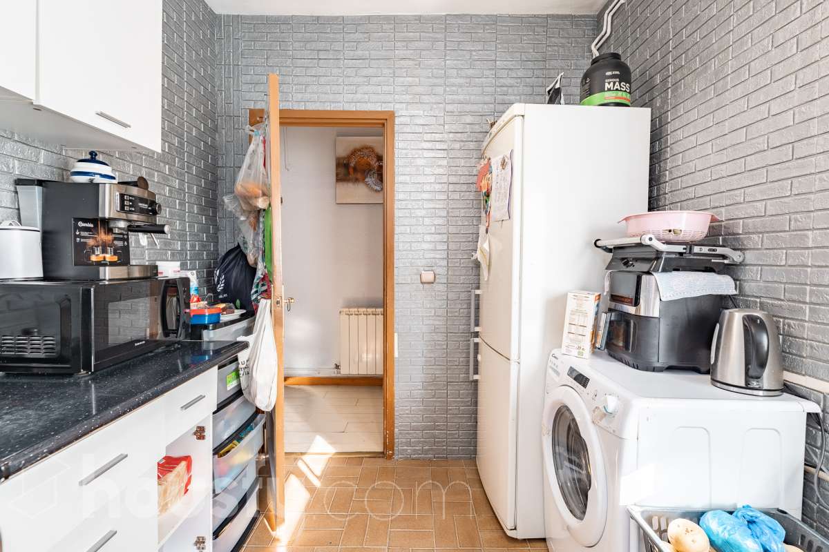 ALQUILADO. SOLO INVERSORES. Housfy vende este estupendo DÚPLEX CON VISTAS A MONTSERRAT, en Esparreguera, actualmente alquilado. Contrato de alquiler: Se subroga al comprador conforme a la LAU. Inquilinos con excelente cumplimiento. Información contractual ampliada en privado. Datos de inversión: Renta: 590 €/mes (7.080 €/año) Rentabilidad bruta: 4,425 % Inversión estable con contrato vigente e inquilinos cumplidores. Propiedad con 106 m² según Nota del Registro de Propiedad y 175 m² verificados con la Dirección General de Catastro. Construido en el año: 1979. La vivienda destaca por su excelente entrada de luz natural, la amplitud de sus estancias y unas vistas despejadas a Montserrat que aportan una sensación de tranquilidad poco habitual dentro del mercado actual. Datos de la vivienda: * 175 m² construidos según catastro ( 106 m² según nota simple ) * Vivienda tipo dúplex con distribución diferenciada * 3 habitaciones amplias * Vistas abiertas a Montserrat y entorno natural * Excelente luminosidad durante todo el día * Espacios versátiles con múltiples posibilidades de actualización * Finca tranquila y entorno residencial consolidado * Muy buena relación metros/precio dentro de la zona * Ideal tanto como vivienda habitual como inversión patrimonial Distribución La vivienda se distribuye en dos plantas, permitiendo separar claramente la zona de día y la zona de descanso. Cuenta con salón-comedor amplio, cocina independiente, tres dormitorios y diferentes espacios auxiliares que aportan comodidad y funcionalidad al conjunto. La configuración dúplex proporciona mayor privacidad y una sensación de vivienda mucho más completa y diferenciada respecto a los pisos convencionales. Ubicación Situada en Esparraguera, en un entorno residencial tranquilo rodeado de naturaleza y con vistas privilegiadas a Montserrat. La zona combina calidad de vida, servicios y buena conexión con Barcelona y el Baix Llobregat, convirtiéndose en una alternativa cada vez más demandada para quienes buscan espacio y tranquilidad sin alejarse de los principales núcleos urbanos. Aviso legal El precio de venta no incluye gastos de la compraventa como notaría, registro, impuestos, ni tampoco honorarios agencia. Esta publicación no es vinculante. Consulta siempre la nota simple con Housfy antes de formalizar la compraventa. Sobre nosotros Housfy es la plataforma integral de servicios inmobiliarios. Nuestra combinación de expertos y tecnología pone al alcance de todo el mundo servicios cómodos, claros y seguros. AICAT número: 7922. Nos encargamos de la gestión y asesoramiento de la compra. ¡Olvídate de todo! Hacemos los trámites por ti. Y, si además necesitas financiación, ponemos a tu disposición un bróker hipotecario para ayudarte a conseguir las mejores condiciones para tu perfil económico. Contacta con Housfy para agendar una visita y ampliar la información . Más información en: housfy.com En cumplimiento de la Ley 8/2026 en Cataluña, el certificado de presencia o ausencia de amianto se encuentra en proceso de tramitación.-21