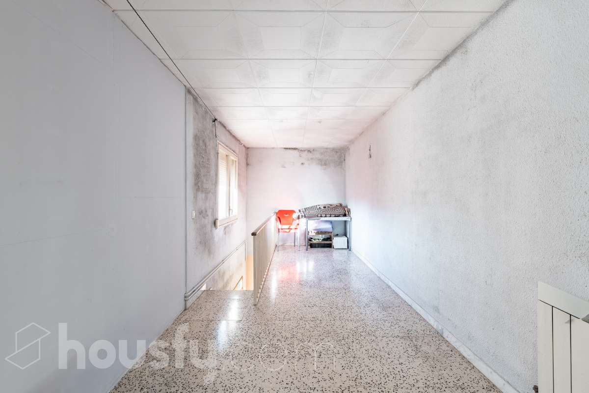 ALQUILADO. SOLO INVERSORES. Housfy vende este estupendo DÚPLEX CON VISTAS A MONTSERRAT, en Esparreguera, actualmente alquilado. Contrato de alquiler: Se subroga al comprador conforme a la LAU. Inquilinos con excelente cumplimiento. Información contractual ampliada en privado. Datos de inversión: Renta: 590 €/mes (7.080 €/año) Rentabilidad bruta: 4,425 % Inversión estable con contrato vigente e inquilinos cumplidores. Propiedad con 106 m² según Nota del Registro de Propiedad y 175 m² verificados con la Dirección General de Catastro. Construido en el año: 1979. La vivienda destaca por su excelente entrada de luz natural, la amplitud de sus estancias y unas vistas despejadas a Montserrat que aportan una sensación de tranquilidad poco habitual dentro del mercado actual. Datos de la vivienda: * 175 m² construidos según catastro ( 106 m² según nota simple ) * Vivienda tipo dúplex con distribución diferenciada * 3 habitaciones amplias * Vistas abiertas a Montserrat y entorno natural * Excelente luminosidad durante todo el día * Espacios versátiles con múltiples posibilidades de actualización * Finca tranquila y entorno residencial consolidado * Muy buena relación metros/precio dentro de la zona * Ideal tanto como vivienda habitual como inversión patrimonial Distribución La vivienda se distribuye en dos plantas, permitiendo separar claramente la zona de día y la zona de descanso. Cuenta con salón-comedor amplio, cocina independiente, tres dormitorios y diferentes espacios auxiliares que aportan comodidad y funcionalidad al conjunto. La configuración dúplex proporciona mayor privacidad y una sensación de vivienda mucho más completa y diferenciada respecto a los pisos convencionales. Ubicación Situada en Esparraguera, en un entorno residencial tranquilo rodeado de naturaleza y con vistas privilegiadas a Montserrat. La zona combina calidad de vida, servicios y buena conexión con Barcelona y el Baix Llobregat, convirtiéndose en una alternativa cada vez más demandada para quienes buscan espacio y tranquilidad sin alejarse de los principales núcleos urbanos. Aviso legal El precio de venta no incluye gastos de la compraventa como notaría, registro, impuestos, ni tampoco honorarios agencia. Esta publicación no es vinculante. Consulta siempre la nota simple con Housfy antes de formalizar la compraventa. Sobre nosotros Housfy es la plataforma integral de servicios inmobiliarios. Nuestra combinación de expertos y tecnología pone al alcance de todo el mundo servicios cómodos, claros y seguros. AICAT número: 7922. Nos encargamos de la gestión y asesoramiento de la compra. ¡Olvídate de todo! Hacemos los trámites por ti. Y, si además necesitas financiación, ponemos a tu disposición un bróker hipotecario para ayudarte a conseguir las mejores condiciones para tu perfil económico. Contacta con Housfy para agendar una visita y ampliar la información . Más información en: housfy.com En cumplimiento de la Ley 8/2026 en Cataluña, el certificado de presencia o ausencia de amianto se encuentra en proceso de tramitación.-16
