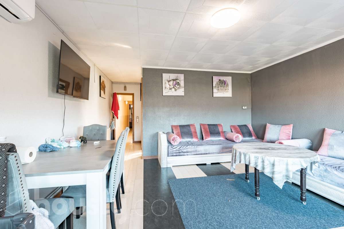 ALQUILADO. SOLO INVERSORES. Housfy vende este estupendo DÚPLEX CON VISTAS A MONTSERRAT, en Esparreguera, actualmente alquilado. Contrato de alquiler: Se subroga al comprador conforme a la LAU. Inquilinos con excelente cumplimiento. Información contractual ampliada en privado. Datos de inversión: Renta: 590 €/mes (7.080 €/año) Rentabilidad bruta: 4,425 % Inversión estable con contrato vigente e inquilinos cumplidores. Propiedad con 106 m² según Nota del Registro de Propiedad y 175 m² verificados con la Dirección General de Catastro. Construido en el año: 1979. La vivienda destaca por su excelente entrada de luz natural, la amplitud de sus estancias y unas vistas despejadas a Montserrat que aportan una sensación de tranquilidad poco habitual dentro del mercado actual. Datos de la vivienda: * 175 m² construidos según catastro ( 106 m² según nota simple ) * Vivienda tipo dúplex con distribución diferenciada * 3 habitaciones amplias * Vistas abiertas a Montserrat y entorno natural * Excelente luminosidad durante todo el día * Espacios versátiles con múltiples posibilidades de actualización * Finca tranquila y entorno residencial consolidado * Muy buena relación metros/precio dentro de la zona * Ideal tanto como vivienda habitual como inversión patrimonial Distribución La vivienda se distribuye en dos plantas, permitiendo separar claramente la zona de día y la zona de descanso. Cuenta con salón-comedor amplio, cocina independiente, tres dormitorios y diferentes espacios auxiliares que aportan comodidad y funcionalidad al conjunto. La configuración dúplex proporciona mayor privacidad y una sensación de vivienda mucho más completa y diferenciada respecto a los pisos convencionales. Ubicación Situada en Esparraguera, en un entorno residencial tranquilo rodeado de naturaleza y con vistas privilegiadas a Montserrat. La zona combina calidad de vida, servicios y buena conexión con Barcelona y el Baix Llobregat, convirtiéndose en una alternativa cada vez más demandada para quienes buscan espacio y tranquilidad sin alejarse de los principales núcleos urbanos. Aviso legal El precio de venta no incluye gastos de la compraventa como notaría, registro, impuestos, ni tampoco honorarios agencia. Esta publicación no es vinculante. Consulta siempre la nota simple con Housfy antes de formalizar la compraventa. Sobre nosotros Housfy es la plataforma integral de servicios inmobiliarios. Nuestra combinación de expertos y tecnología pone al alcance de todo el mundo servicios cómodos, claros y seguros. AICAT número: 7922. Nos encargamos de la gestión y asesoramiento de la compra. ¡Olvídate de todo! Hacemos los trámites por ti. Y, si además necesitas financiación, ponemos a tu disposición un bróker hipotecario para ayudarte a conseguir las mejores condiciones para tu perfil económico. Contacta con Housfy para agendar una visita y ampliar la información . Más información en: housfy.com En cumplimiento de la Ley 8/2026 en Cataluña, el certificado de presencia o ausencia de amianto se encuentra en proceso de tramitación.-4