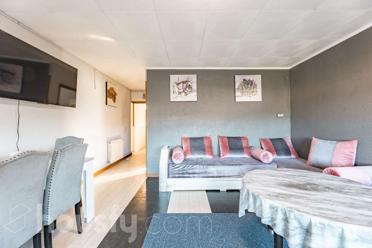 ALQUILADO. SOLO INVERSORES. Housfy vende este estupendo DÚPLEX CON VISTAS A MONTSERRAT, en Esparreguera, actualmente alquilado. Contrato de alquiler: Se subroga al comprador conforme a la LAU. Inquilinos con excelente cumplimiento. Información contractual ampliada en privado. Datos de inversión: Renta: 590 €/mes (7.080 €/año) Rentabilidad bruta: 4,425 % Inversión estable con contrato vigente e inquilinos cumplidores. Propiedad con 106 m² según Nota del Registro de Propiedad y 175 m² verificados con la Dirección General de Catastro. Construido en el año: 1979. La vivienda destaca por su excelente entrada de luz natural, la amplitud de sus estancias y unas vistas despejadas a Montserrat que aportan una sensación de tranquilidad poco habitual dentro del mercado actual. Datos de la vivienda: * 175 m² construidos según catastro ( 106 m² según nota simple ) * Vivienda tipo dúplex con distribución diferenciada * 3 habitaciones amplias * Vistas abiertas a Montserrat y entorno natural * Excelente luminosidad durante todo el día * Espacios versátiles con múltiples posibilidades de actualización * Finca tranquila y entorno residencial consolidado * Muy buena relación metros/precio dentro de la zona * Ideal tanto como vivienda habitual como inversión patrimonial Distribución La vivienda se distribuye en dos plantas, permitiendo separar claramente la zona de día y la zona de descanso. Cuenta con salón-comedor amplio, cocina independiente, tres dormitorios y diferentes espacios auxiliares que aportan comodidad y funcionalidad al conjunto. La configuración dúplex proporciona mayor privacidad y una sensación de vivienda mucho más completa y diferenciada respecto a los pisos convencionales. Ubicación Situada en Esparraguera, en un entorno residencial tranquilo rodeado de naturaleza y con vistas privilegiadas a Montserrat. La zona combina calidad de vida, servicios y buena conexión con Barcelona y el Baix Llobregat, convirtiéndose en una alternativa cada vez más demandada para quienes buscan espacio y tranquilidad sin alejarse de los principales núcleos urbanos. Aviso legal El precio de venta no incluye gastos de la compraventa como notaría, registro, impuestos, ni tampoco honorarios agencia. Esta publicación no es vinculante. Consulta siempre la nota simple con Housfy antes de formalizar la compraventa. Sobre nosotros Housfy es la plataforma integral de servicios inmobiliarios. Nuestra combinación de expertos y tecnología pone al alcance de todo el mundo servicios cómodos, claros y seguros. AICAT número: 7922. Nos encargamos de la gestión y asesoramiento de la compra. ¡Olvídate de todo! Hacemos los trámites por ti. Y, si además necesitas financiación, ponemos a tu disposición un bróker hipotecario para ayudarte a conseguir las mejores condiciones para tu perfil económico. Contacta con Housfy para agendar una visita y ampliar la información . Más información en: housfy.com En cumplimiento de la Ley 8/2026 en Cataluña, el certificado de presencia o ausencia de amianto se encuentra en proceso de tramitación.-5