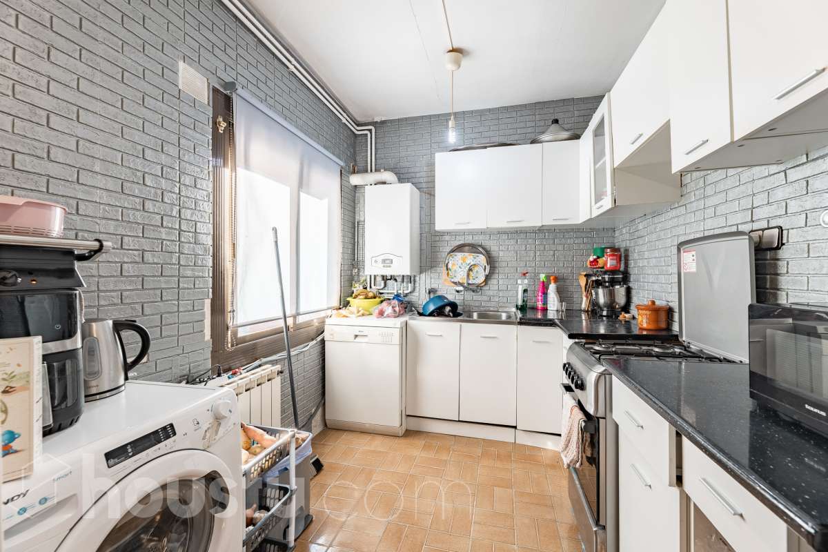 ALQUILADO. SOLO INVERSORES. Housfy vende este estupendo DÚPLEX CON VISTAS A MONTSERRAT, en Esparreguera, actualmente alquilado. Contrato de alquiler: Se subroga al comprador conforme a la LAU. Inquilinos con excelente cumplimiento. Información contractual ampliada en privado. Datos de inversión: Renta: 590 €/mes (7.080 €/año) Rentabilidad bruta: 4,425 % Inversión estable con contrato vigente e inquilinos cumplidores. Propiedad con 106 m² según Nota del Registro de Propiedad y 175 m² verificados con la Dirección General de Catastro. Construido en el año: 1979. La vivienda destaca por su excelente entrada de luz natural, la amplitud de sus estancias y unas vistas despejadas a Montserrat que aportan una sensación de tranquilidad poco habitual dentro del mercado actual. Datos de la vivienda: * 175 m² construidos según catastro ( 106 m² según nota simple ) * Vivienda tipo dúplex con distribución diferenciada * 3 habitaciones amplias * Vistas abiertas a Montserrat y entorno natural * Excelente luminosidad durante todo el día * Espacios versátiles con múltiples posibilidades de actualización * Finca tranquila y entorno residencial consolidado * Muy buena relación metros/precio dentro de la zona * Ideal tanto como vivienda habitual como inversión patrimonial Distribución La vivienda se distribuye en dos plantas, permitiendo separar claramente la zona de día y la zona de descanso. Cuenta con salón-comedor amplio, cocina independiente, tres dormitorios y diferentes espacios auxiliares que aportan comodidad y funcionalidad al conjunto. La configuración dúplex proporciona mayor privacidad y una sensación de vivienda mucho más completa y diferenciada respecto a los pisos convencionales. Ubicación Situada en Esparraguera, en un entorno residencial tranquilo rodeado de naturaleza y con vistas privilegiadas a Montserrat. La zona combina calidad de vida, servicios y buena conexión con Barcelona y el Baix Llobregat, convirtiéndose en una alternativa cada vez más demandada para quienes buscan espacio y tranquilidad sin alejarse de los principales núcleos urbanos. Aviso legal El precio de venta no incluye gastos de la compraventa como notaría, registro, impuestos, ni tampoco honorarios agencia. Esta publicación no es vinculante. Consulta siempre la nota simple con Housfy antes de formalizar la compraventa. Sobre nosotros Housfy es la plataforma integral de servicios inmobiliarios. Nuestra combinación de expertos y tecnología pone al alcance de todo el mundo servicios cómodos, claros y seguros. AICAT número: 7922. Nos encargamos de la gestión y asesoramiento de la compra. ¡Olvídate de todo! Hacemos los trámites por ti. Y, si además necesitas financiación, ponemos a tu disposición un bróker hipotecario para ayudarte a conseguir las mejores condiciones para tu perfil económico. Contacta con Housfy para agendar una visita y ampliar la información . Más información en: housfy.com En cumplimiento de la Ley 8/2026 en Cataluña, el certificado de presencia o ausencia de amianto se encuentra en proceso de tramitación.-17