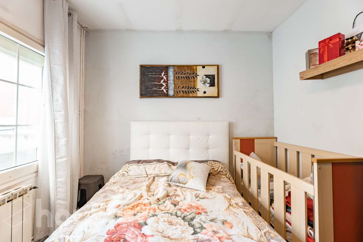 ALQUILADO. SOLO INVERSORES. Housfy vende este estupendo DÚPLEX CON VISTAS A MONTSERRAT, en Esparreguera, actualmente alquilado. Contrato de alquiler: Se subroga al comprador conforme a la LAU. Inquilinos con excelente cumplimiento. Información contractual ampliada en privado. Datos de inversión: Renta: 590 €/mes (7.080 €/año) Rentabilidad bruta: 4,425 % Inversión estable con contrato vigente e inquilinos cumplidores. Propiedad con 106 m² según Nota del Registro de Propiedad y 175 m² verificados con la Dirección General de Catastro. Construido en el año: 1979. La vivienda destaca por su excelente entrada de luz natural, la amplitud de sus estancias y unas vistas despejadas a Montserrat que aportan una sensación de tranquilidad poco habitual dentro del mercado actual. Datos de la vivienda: * 175 m² construidos según catastro ( 106 m² según nota simple ) * Vivienda tipo dúplex con distribución diferenciada * 3 habitaciones amplias * Vistas abiertas a Montserrat y entorno natural * Excelente luminosidad durante todo el día * Espacios versátiles con múltiples posibilidades de actualización * Finca tranquila y entorno residencial consolidado * Muy buena relación metros/precio dentro de la zona * Ideal tanto como vivienda habitual como inversión patrimonial Distribución La vivienda se distribuye en dos plantas, permitiendo separar claramente la zona de día y la zona de descanso. Cuenta con salón-comedor amplio, cocina independiente, tres dormitorios y diferentes espacios auxiliares que aportan comodidad y funcionalidad al conjunto. La configuración dúplex proporciona mayor privacidad y una sensación de vivienda mucho más completa y diferenciada respecto a los pisos convencionales. Ubicación Situada en Esparraguera, en un entorno residencial tranquilo rodeado de naturaleza y con vistas privilegiadas a Montserrat. La zona combina calidad de vida, servicios y buena conexión con Barcelona y el Baix Llobregat, convirtiéndose en una alternativa cada vez más demandada para quienes buscan espacio y tranquilidad sin alejarse de los principales núcleos urbanos. Aviso legal El precio de venta no incluye gastos de la compraventa como notaría, registro, impuestos, ni tampoco honorarios agencia. Esta publicación no es vinculante. Consulta siempre la nota simple con Housfy antes de formalizar la compraventa. Sobre nosotros Housfy es la plataforma integral de servicios inmobiliarios. Nuestra combinación de expertos y tecnología pone al alcance de todo el mundo servicios cómodos, claros y seguros. AICAT número: 7922. Nos encargamos de la gestión y asesoramiento de la compra. ¡Olvídate de todo! Hacemos los trámites por ti. Y, si además necesitas financiación, ponemos a tu disposición un bróker hipotecario para ayudarte a conseguir las mejores condiciones para tu perfil económico. Contacta con Housfy para agendar una visita y ampliar la información . Más información en: housfy.com En cumplimiento de la Ley 8/2026 en Cataluña, el certificado de presencia o ausencia de amianto se encuentra en proceso de tramitación.-7