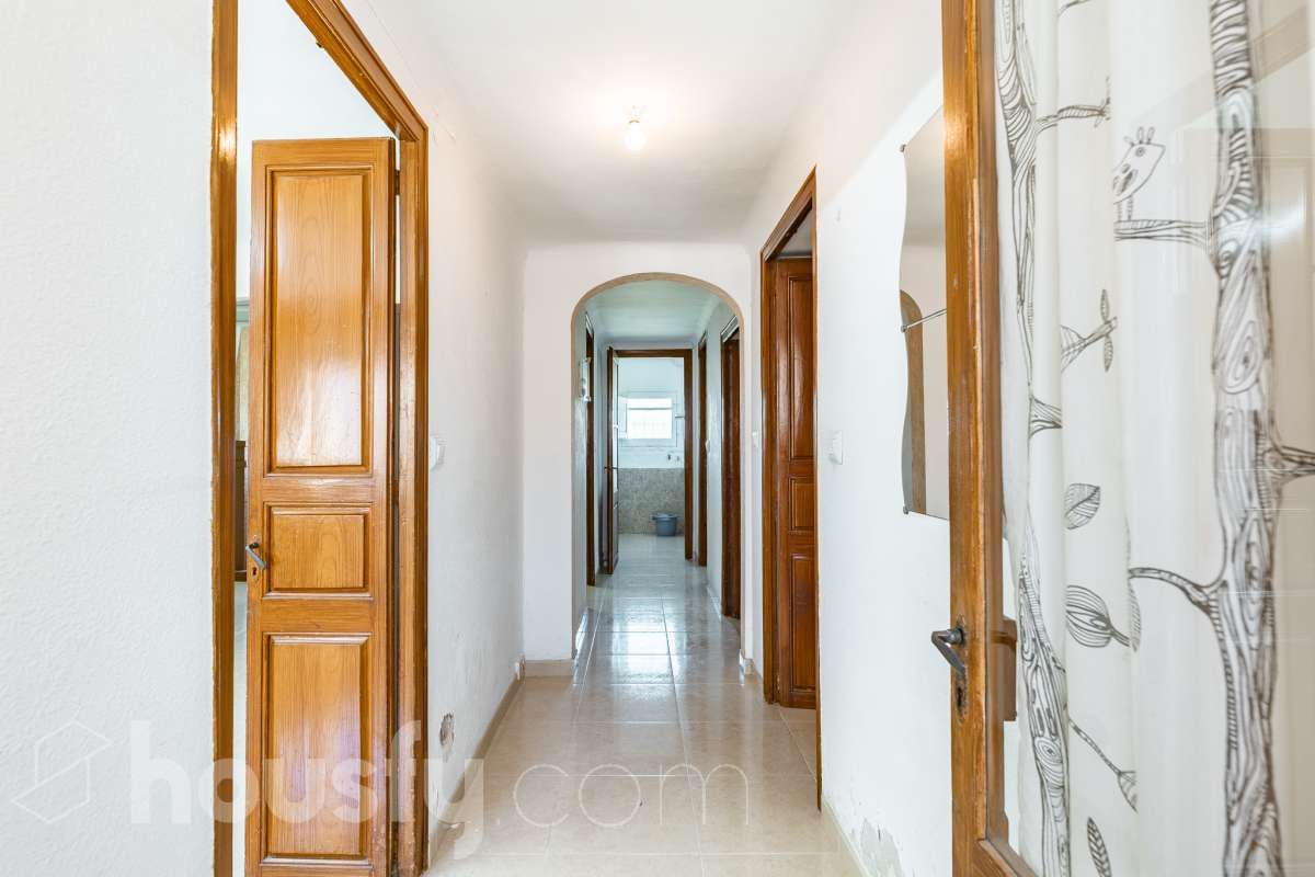 Housfy vende 🏡 luminosa casa ubicada en Santa Margarida i els Monjos. Ven a ver esta bonita casa de pueblo con encanto y vistas privilegiadas a los viñedos en el tranquilo barrio de Sardinyola. Una estructura llena de posibilidades, para acabar de diseñar a tu gusto. Convierte este balcón natural al Penedès en la casa de tus sueños. La vivienda dispone de 142m2 útiles (verificados con la Dirección General de Catastro). Construida en el año: 1905. Distribución de estancias -Salón-comedor -5 Dormitorios -1 Baño -Cocina equipada Características específicas -Cédula de habitabilidad -Trastero -Se aceptan mascotas -Vistas a la montaña -Chimenea Zona y entorno Respecto a la ubicación, se sitúa en Santa Margarida i els Monjos, municipio de Barcelona. Esta propiedad se encuentra cerca de transporte público, colegios, supermercados y farmacias. Santa Margarida i els Monjos está estratégicamente conectada, lo que permite llegar a Barcelona en unos 40-45 minutos. Autopista AP-7: Acceso directo a solo 2 km del casco urbano (Salida 30). Es la vía más rápida para entrar a Barcelona por la Diagonal. N-340: Una alternativa gratuita y directa que conecta con toda la comarca y el área metropolitana. En Tren (Rodalies): Comodidad sin atascos El municipio cuenta con su propia estación de tren (Els Monjos), lo que es un lujo para una casa de pueblo. Línea R4 de Rodalies: Conecta directamente con estaciones clave como Sants, Plaça Catalunya y Arc de Triomf. Aviso legal El precio de venta no incluye gastos de la compraventa como notaría, registro, impuestos, ni tampoco honorarios agencia. Esta publicación no es vinculante. Consulta siempre la nota simple con Housfy antes de formalizar la compraventa. Sobre nosotros Housfy es la plataforma integral de servicios inmobiliarios. Nuestra combinación de expertos y tecnología pone al alcance de todo el mundo servicios cómodos, claros y seguros. AICAT número: 7922. Nos encargamos de la gestión y asesoramiento de la compra. ¡Olvídate de todo! Hacemos los trámites por ti. Y, si además necesitas financiación, ponemos a tu disposición un bróker hipotecario para ayudarte a conseguir las mejores condiciones para tu perfil económico. ¿Quieres visitarla? Contacta con Housfy y agenda tu visita sin compromiso. Más información en: housfy.com Este anuncio contiene imágenes ilustrativas, con el objetivo de mostrar el potencial de la propiedad, y pueden diferir del resultado final.-21