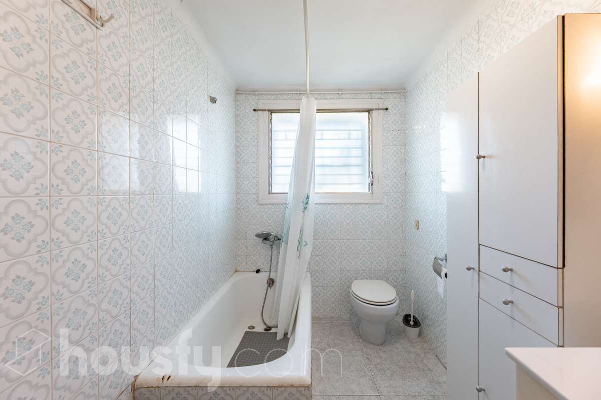 Housfy vende 🏡 luminosa casa ubicada en Santa Margarida i els Monjos. Ven a ver esta bonita casa de pueblo con encanto y vistas privilegiadas a los viñedos en el tranquilo barrio de Sardinyola. Una estructura llena de posibilidades, para acabar de diseñar a tu gusto. Convierte este balcón natural al Penedès en la casa de tus sueños. La vivienda dispone de 142m2 útiles (verificados con la Dirección General de Catastro). Construida en el año: 1905. Distribución de estancias -Salón-comedor -5 Dormitorios -1 Baño -Cocina equipada Características específicas -Cédula de habitabilidad -Trastero -Se aceptan mascotas -Vistas a la montaña -Chimenea Zona y entorno Respecto a la ubicación, se sitúa en Santa Margarida i els Monjos, municipio de Barcelona. Esta propiedad se encuentra cerca de transporte público, colegios, supermercados y farmacias. Santa Margarida i els Monjos está estratégicamente conectada, lo que permite llegar a Barcelona en unos 40-45 minutos. Autopista AP-7: Acceso directo a solo 2 km del casco urbano (Salida 30). Es la vía más rápida para entrar a Barcelona por la Diagonal. N-340: Una alternativa gratuita y directa que conecta con toda la comarca y el área metropolitana. En Tren (Rodalies): Comodidad sin atascos El municipio cuenta con su propia estación de tren (Els Monjos), lo que es un lujo para una casa de pueblo. Línea R4 de Rodalies: Conecta directamente con estaciones clave como Sants, Plaça Catalunya y Arc de Triomf. Aviso legal El precio de venta no incluye gastos de la compraventa como notaría, registro, impuestos, ni tampoco honorarios agencia. Esta publicación no es vinculante. Consulta siempre la nota simple con Housfy antes de formalizar la compraventa. Sobre nosotros Housfy es la plataforma integral de servicios inmobiliarios. Nuestra combinación de expertos y tecnología pone al alcance de todo el mundo servicios cómodos, claros y seguros. AICAT número: 7922. Nos encargamos de la gestión y asesoramiento de la compra. ¡Olvídate de todo! Hacemos los trámites por ti. Y, si además necesitas financiación, ponemos a tu disposición un bróker hipotecario para ayudarte a conseguir las mejores condiciones para tu perfil económico. ¿Quieres visitarla? Contacta con Housfy y agenda tu visita sin compromiso. Más información en: housfy.com Este anuncio contiene imágenes ilustrativas, con el objetivo de mostrar el potencial de la propiedad, y pueden diferir del resultado final.-22