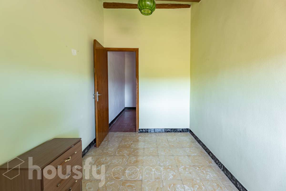 Housfy vende 🏡 luminosa casa ubicada en Santa Margarida i els Monjos. Ven a ver esta bonita casa de pueblo con encanto y vistas privilegiadas a los viñedos en el tranquilo barrio de Sardinyola. Una estructura llena de posibilidades, para acabar de diseñar a tu gusto. Convierte este balcón natural al Penedès en la casa de tus sueños. La vivienda dispone de 142m2 útiles (verificados con la Dirección General de Catastro). Construida en el año: 1905. Distribución de estancias -Salón-comedor -5 Dormitorios -1 Baño -Cocina equipada Características específicas -Cédula de habitabilidad -Trastero -Se aceptan mascotas -Vistas a la montaña -Chimenea Zona y entorno Respecto a la ubicación, se sitúa en Santa Margarida i els Monjos, municipio de Barcelona. Esta propiedad se encuentra cerca de transporte público, colegios, supermercados y farmacias. Santa Margarida i els Monjos está estratégicamente conectada, lo que permite llegar a Barcelona en unos 40-45 minutos. Autopista AP-7: Acceso directo a solo 2 km del casco urbano (Salida 30). Es la vía más rápida para entrar a Barcelona por la Diagonal. N-340: Una alternativa gratuita y directa que conecta con toda la comarca y el área metropolitana. En Tren (Rodalies): Comodidad sin atascos El municipio cuenta con su propia estación de tren (Els Monjos), lo que es un lujo para una casa de pueblo. Línea R4 de Rodalies: Conecta directamente con estaciones clave como Sants, Plaça Catalunya y Arc de Triomf. Aviso legal El precio de venta no incluye gastos de la compraventa como notaría, registro, impuestos, ni tampoco honorarios agencia. Esta publicación no es vinculante. Consulta siempre la nota simple con Housfy antes de formalizar la compraventa. Sobre nosotros Housfy es la plataforma integral de servicios inmobiliarios. Nuestra combinación de expertos y tecnología pone al alcance de todo el mundo servicios cómodos, claros y seguros. AICAT número: 7922. Nos encargamos de la gestión y asesoramiento de la compra. ¡Olvídate de todo! Hacemos los trámites por ti. Y, si además necesitas financiación, ponemos a tu disposición un bróker hipotecario para ayudarte a conseguir las mejores condiciones para tu perfil económico. ¿Quieres visitarla? Contacta con Housfy y agenda tu visita sin compromiso. Más información en: housfy.com Este anuncio contiene imágenes ilustrativas, con el objetivo de mostrar el potencial de la propiedad, y pueden diferir del resultado final.-35