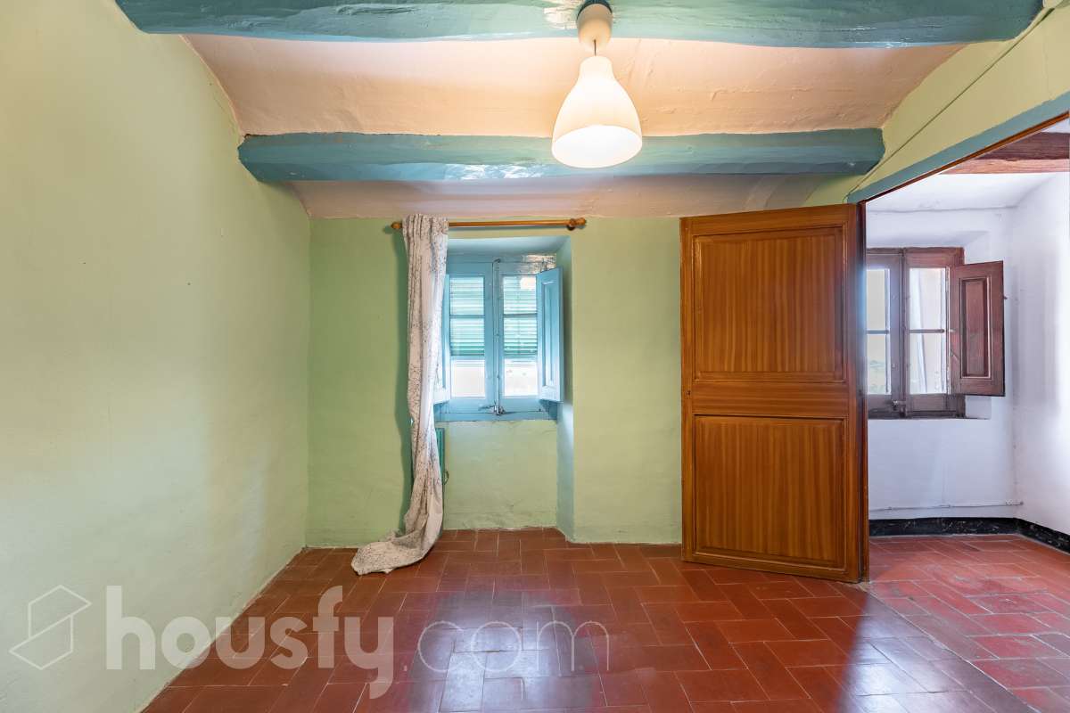 Housfy vende 🏡 luminosa casa ubicada en Santa Margarida i els Monjos. Ven a ver esta bonita casa de pueblo con encanto y vistas privilegiadas a los viñedos en el tranquilo barrio de Sardinyola. Una estructura llena de posibilidades, para acabar de diseñar a tu gusto. Convierte este balcón natural al Penedès en la casa de tus sueños. La vivienda dispone de 142m2 útiles (verificados con la Dirección General de Catastro). Construida en el año: 1905. Distribución de estancias -Salón-comedor -5 Dormitorios -1 Baño -Cocina equipada Características específicas -Cédula de habitabilidad -Trastero -Se aceptan mascotas -Vistas a la montaña -Chimenea Zona y entorno Respecto a la ubicación, se sitúa en Santa Margarida i els Monjos, municipio de Barcelona. Esta propiedad se encuentra cerca de transporte público, colegios, supermercados y farmacias. Santa Margarida i els Monjos está estratégicamente conectada, lo que permite llegar a Barcelona en unos 40-45 minutos. Autopista AP-7: Acceso directo a solo 2 km del casco urbano (Salida 30). Es la vía más rápida para entrar a Barcelona por la Diagonal. N-340: Una alternativa gratuita y directa que conecta con toda la comarca y el área metropolitana. En Tren (Rodalies): Comodidad sin atascos El municipio cuenta con su propia estación de tren (Els Monjos), lo que es un lujo para una casa de pueblo. Línea R4 de Rodalies: Conecta directamente con estaciones clave como Sants, Plaça Catalunya y Arc de Triomf. Aviso legal El precio de venta no incluye gastos de la compraventa como notaría, registro, impuestos, ni tampoco honorarios agencia. Esta publicación no es vinculante. Consulta siempre la nota simple con Housfy antes de formalizar la compraventa. Sobre nosotros Housfy es la plataforma integral de servicios inmobiliarios. Nuestra combinación de expertos y tecnología pone al alcance de todo el mundo servicios cómodos, claros y seguros. AICAT número: 7922. Nos encargamos de la gestión y asesoramiento de la compra. ¡Olvídate de todo! Hacemos los trámites por ti. Y, si además necesitas financiación, ponemos a tu disposición un bróker hipotecario para ayudarte a conseguir las mejores condiciones para tu perfil económico. ¿Quieres visitarla? Contacta con Housfy y agenda tu visita sin compromiso. Más información en: housfy.com Este anuncio contiene imágenes ilustrativas, con el objetivo de mostrar el potencial de la propiedad, y pueden diferir del resultado final.-9