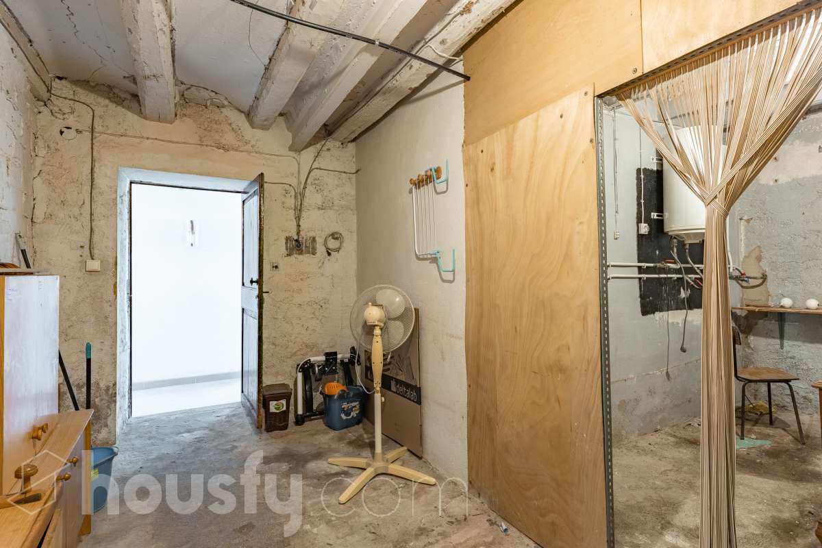 Housfy vende 🏡 luminosa casa ubicada en Santa Margarida i els Monjos. Ven a ver esta bonita casa de pueblo con encanto y vistas privilegiadas a los viñedos en el tranquilo barrio de Sardinyola. Una estructura llena de posibilidades, para acabar de diseñar a tu gusto. Convierte este balcón natural al Penedès en la casa de tus sueños. La vivienda dispone de 142m2 útiles (verificados con la Dirección General de Catastro). Construida en el año: 1905. Distribución de estancias -Salón-comedor -5 Dormitorios -1 Baño -Cocina equipada Características específicas -Cédula de habitabilidad -Trastero -Se aceptan mascotas -Vistas a la montaña -Chimenea Zona y entorno Respecto a la ubicación, se sitúa en Santa Margarida i els Monjos, municipio de Barcelona. Esta propiedad se encuentra cerca de transporte público, colegios, supermercados y farmacias. Santa Margarida i els Monjos está estratégicamente conectada, lo que permite llegar a Barcelona en unos 40-45 minutos. Autopista AP-7: Acceso directo a solo 2 km del casco urbano (Salida 30). Es la vía más rápida para entrar a Barcelona por la Diagonal. N-340: Una alternativa gratuita y directa que conecta con toda la comarca y el área metropolitana. En Tren (Rodalies): Comodidad sin atascos El municipio cuenta con su propia estación de tren (Els Monjos), lo que es un lujo para una casa de pueblo. Línea R4 de Rodalies: Conecta directamente con estaciones clave como Sants, Plaça Catalunya y Arc de Triomf. Aviso legal El precio de venta no incluye gastos de la compraventa como notaría, registro, impuestos, ni tampoco honorarios agencia. Esta publicación no es vinculante. Consulta siempre la nota simple con Housfy antes de formalizar la compraventa. Sobre nosotros Housfy es la plataforma integral de servicios inmobiliarios. Nuestra combinación de expertos y tecnología pone al alcance de todo el mundo servicios cómodos, claros y seguros. AICAT número: 7922. Nos encargamos de la gestión y asesoramiento de la compra. ¡Olvídate de todo! Hacemos los trámites por ti. Y, si además necesitas financiación, ponemos a tu disposición un bróker hipotecario para ayudarte a conseguir las mejores condiciones para tu perfil económico. ¿Quieres visitarla? Contacta con Housfy y agenda tu visita sin compromiso. Más información en: housfy.com Este anuncio contiene imágenes ilustrativas, con el objetivo de mostrar el potencial de la propiedad, y pueden diferir del resultado final.-27