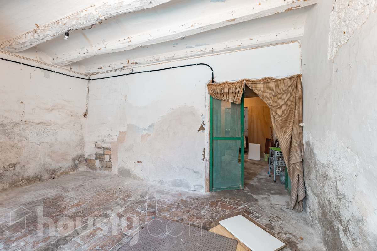 Housfy vende 🏡 luminosa casa ubicada en Santa Margarida i els Monjos. Ven a ver esta bonita casa de pueblo con encanto y vistas privilegiadas a los viñedos en el tranquilo barrio de Sardinyola. Una estructura llena de posibilidades, para acabar de diseñar a tu gusto. Convierte este balcón natural al Penedès en la casa de tus sueños. La vivienda dispone de 142m2 útiles (verificados con la Dirección General de Catastro). Construida en el año: 1905. Distribución de estancias -Salón-comedor -5 Dormitorios -1 Baño -Cocina equipada Características específicas -Cédula de habitabilidad -Trastero -Se aceptan mascotas -Vistas a la montaña -Chimenea Zona y entorno Respecto a la ubicación, se sitúa en Santa Margarida i els Monjos, municipio de Barcelona. Esta propiedad se encuentra cerca de transporte público, colegios, supermercados y farmacias. Santa Margarida i els Monjos está estratégicamente conectada, lo que permite llegar a Barcelona en unos 40-45 minutos. Autopista AP-7: Acceso directo a solo 2 km del casco urbano (Salida 30). Es la vía más rápida para entrar a Barcelona por la Diagonal. N-340: Una alternativa gratuita y directa que conecta con toda la comarca y el área metropolitana. En Tren (Rodalies): Comodidad sin atascos El municipio cuenta con su propia estación de tren (Els Monjos), lo que es un lujo para una casa de pueblo. Línea R4 de Rodalies: Conecta directamente con estaciones clave como Sants, Plaça Catalunya y Arc de Triomf. Aviso legal El precio de venta no incluye gastos de la compraventa como notaría, registro, impuestos, ni tampoco honorarios agencia. Esta publicación no es vinculante. Consulta siempre la nota simple con Housfy antes de formalizar la compraventa. Sobre nosotros Housfy es la plataforma integral de servicios inmobiliarios. Nuestra combinación de expertos y tecnología pone al alcance de todo el mundo servicios cómodos, claros y seguros. AICAT número: 7922. Nos encargamos de la gestión y asesoramiento de la compra. ¡Olvídate de todo! Hacemos los trámites por ti. Y, si además necesitas financiación, ponemos a tu disposición un bróker hipotecario para ayudarte a conseguir las mejores condiciones para tu perfil económico. ¿Quieres visitarla? Contacta con Housfy y agenda tu visita sin compromiso. Más información en: housfy.com Este anuncio contiene imágenes ilustrativas, con el objetivo de mostrar el potencial de la propiedad, y pueden diferir del resultado final.-31
