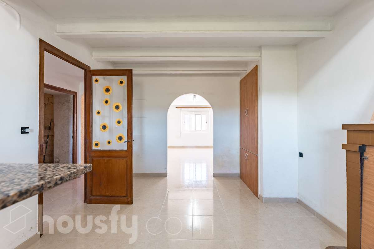 Housfy vende 🏡 luminosa casa ubicada en Santa Margarida i els Monjos. Ven a ver esta bonita casa de pueblo con encanto y vistas privilegiadas a los viñedos en el tranquilo barrio de Sardinyola. Una estructura llena de posibilidades, para acabar de diseñar a tu gusto. Convierte este balcón natural al Penedès en la casa de tus sueños. La vivienda dispone de 142m2 útiles (verificados con la Dirección General de Catastro). Construida en el año: 1905. Distribución de estancias -Salón-comedor -5 Dormitorios -1 Baño -Cocina equipada Características específicas -Cédula de habitabilidad -Trastero -Se aceptan mascotas -Vistas a la montaña -Chimenea Zona y entorno Respecto a la ubicación, se sitúa en Santa Margarida i els Monjos, municipio de Barcelona. Esta propiedad se encuentra cerca de transporte público, colegios, supermercados y farmacias. Santa Margarida i els Monjos está estratégicamente conectada, lo que permite llegar a Barcelona en unos 40-45 minutos. Autopista AP-7: Acceso directo a solo 2 km del casco urbano (Salida 30). Es la vía más rápida para entrar a Barcelona por la Diagonal. N-340: Una alternativa gratuita y directa que conecta con toda la comarca y el área metropolitana. En Tren (Rodalies): Comodidad sin atascos El municipio cuenta con su propia estación de tren (Els Monjos), lo que es un lujo para una casa de pueblo. Línea R4 de Rodalies: Conecta directamente con estaciones clave como Sants, Plaça Catalunya y Arc de Triomf. Aviso legal El precio de venta no incluye gastos de la compraventa como notaría, registro, impuestos, ni tampoco honorarios agencia. Esta publicación no es vinculante. Consulta siempre la nota simple con Housfy antes de formalizar la compraventa. Sobre nosotros Housfy es la plataforma integral de servicios inmobiliarios. Nuestra combinación de expertos y tecnología pone al alcance de todo el mundo servicios cómodos, claros y seguros. AICAT número: 7922. Nos encargamos de la gestión y asesoramiento de la compra. ¡Olvídate de todo! Hacemos los trámites por ti. Y, si además necesitas financiación, ponemos a tu disposición un bróker hipotecario para ayudarte a conseguir las mejores condiciones para tu perfil económico. ¿Quieres visitarla? Contacta con Housfy y agenda tu visita sin compromiso. Más información en: housfy.com Este anuncio contiene imágenes ilustrativas, con el objetivo de mostrar el potencial de la propiedad, y pueden diferir del resultado final.-12
