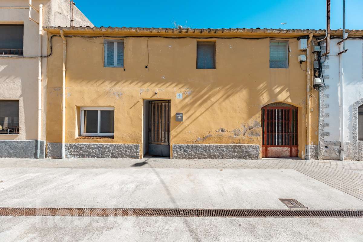 Housfy vende 🏡 luminosa casa ubicada en Santa Margarida i els Monjos. Ven a ver esta bonita casa de pueblo con encanto y vistas privilegiadas a los viñedos en el tranquilo barrio de Sardinyola. Una estructura llena de posibilidades, para acabar de diseñar a tu gusto. Convierte este balcón natural al Penedès en la casa de tus sueños. La vivienda dispone de 142m2 útiles (verificados con la Dirección General de Catastro). Construida en el año: 1905. Distribución de estancias -Salón-comedor -5 Dormitorios -1 Baño -Cocina equipada Características específicas -Cédula de habitabilidad -Trastero -Se aceptan mascotas -Vistas a la montaña -Chimenea Zona y entorno Respecto a la ubicación, se sitúa en Santa Margarida i els Monjos, municipio de Barcelona. Esta propiedad se encuentra cerca de transporte público, colegios, supermercados y farmacias. Santa Margarida i els Monjos está estratégicamente conectada, lo que permite llegar a Barcelona en unos 40-45 minutos. Autopista AP-7: Acceso directo a solo 2 km del casco urbano (Salida 30). Es la vía más rápida para entrar a Barcelona por la Diagonal. N-340: Una alternativa gratuita y directa que conecta con toda la comarca y el área metropolitana. En Tren (Rodalies): Comodidad sin atascos El municipio cuenta con su propia estación de tren (Els Monjos), lo que es un lujo para una casa de pueblo. Línea R4 de Rodalies: Conecta directamente con estaciones clave como Sants, Plaça Catalunya y Arc de Triomf. Aviso legal El precio de venta no incluye gastos de la compraventa como notaría, registro, impuestos, ni tampoco honorarios agencia. Esta publicación no es vinculante. Consulta siempre la nota simple con Housfy antes de formalizar la compraventa. Sobre nosotros Housfy es la plataforma integral de servicios inmobiliarios. Nuestra combinación de expertos y tecnología pone al alcance de todo el mundo servicios cómodos, claros y seguros. AICAT número: 7922. Nos encargamos de la gestión y asesoramiento de la compra. ¡Olvídate de todo! Hacemos los trámites por ti. Y, si además necesitas financiación, ponemos a tu disposición un bróker hipotecario para ayudarte a conseguir las mejores condiciones para tu perfil económico. ¿Quieres visitarla? Contacta con Housfy y agenda tu visita sin compromiso. Más información en: housfy.com Este anuncio contiene imágenes ilustrativas, con el objetivo de mostrar el potencial de la propiedad, y pueden diferir del resultado final.-48