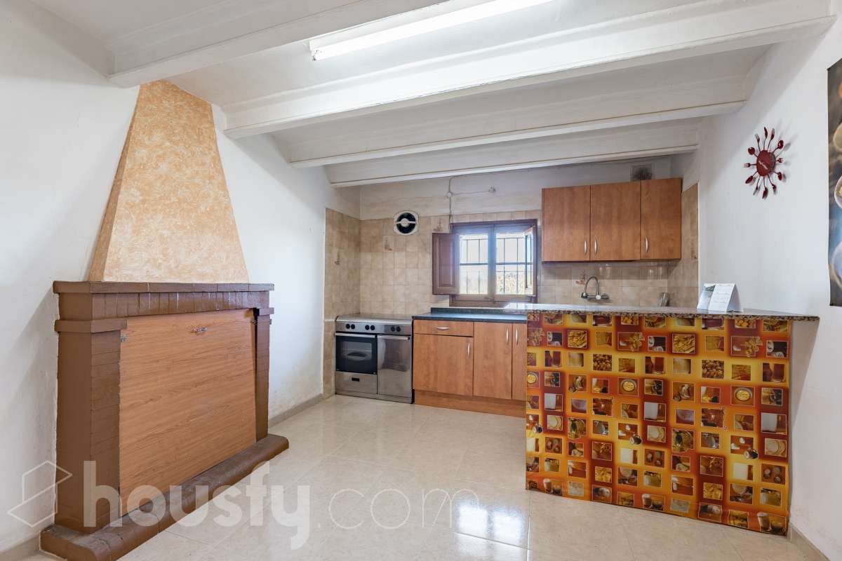 Housfy vende 🏡 luminosa casa ubicada en Santa Margarida i els Monjos. Ven a ver esta bonita casa de pueblo con encanto y vistas privilegiadas a los viñedos en el tranquilo barrio de Sardinyola. Una estructura llena de posibilidades, para acabar de diseñar a tu gusto. Convierte este balcón natural al Penedès en la casa de tus sueños. La vivienda dispone de 142m2 útiles (verificados con la Dirección General de Catastro). Construida en el año: 1905. Distribución de estancias -Salón-comedor -5 Dormitorios -1 Baño -Cocina equipada Características específicas -Cédula de habitabilidad -Trastero -Se aceptan mascotas -Vistas a la montaña -Chimenea Zona y entorno Respecto a la ubicación, se sitúa en Santa Margarida i els Monjos, municipio de Barcelona. Esta propiedad se encuentra cerca de transporte público, colegios, supermercados y farmacias. Santa Margarida i els Monjos está estratégicamente conectada, lo que permite llegar a Barcelona en unos 40-45 minutos. Autopista AP-7: Acceso directo a solo 2 km del casco urbano (Salida 30). Es la vía más rápida para entrar a Barcelona por la Diagonal. N-340: Una alternativa gratuita y directa que conecta con toda la comarca y el área metropolitana. En Tren (Rodalies): Comodidad sin atascos El municipio cuenta con su propia estación de tren (Els Monjos), lo que es un lujo para una casa de pueblo. Línea R4 de Rodalies: Conecta directamente con estaciones clave como Sants, Plaça Catalunya y Arc de Triomf. Aviso legal El precio de venta no incluye gastos de la compraventa como notaría, registro, impuestos, ni tampoco honorarios agencia. Esta publicación no es vinculante. Consulta siempre la nota simple con Housfy antes de formalizar la compraventa. Sobre nosotros Housfy es la plataforma integral de servicios inmobiliarios. Nuestra combinación de expertos y tecnología pone al alcance de todo el mundo servicios cómodos, claros y seguros. AICAT número: 7922. Nos encargamos de la gestión y asesoramiento de la compra. ¡Olvídate de todo! Hacemos los trámites por ti. Y, si además necesitas financiación, ponemos a tu disposición un bróker hipotecario para ayudarte a conseguir las mejores condiciones para tu perfil económico. ¿Quieres visitarla? Contacta con Housfy y agenda tu visita sin compromiso. Más información en: housfy.com Este anuncio contiene imágenes ilustrativas, con el objetivo de mostrar el potencial de la propiedad, y pueden diferir del resultado final.-15