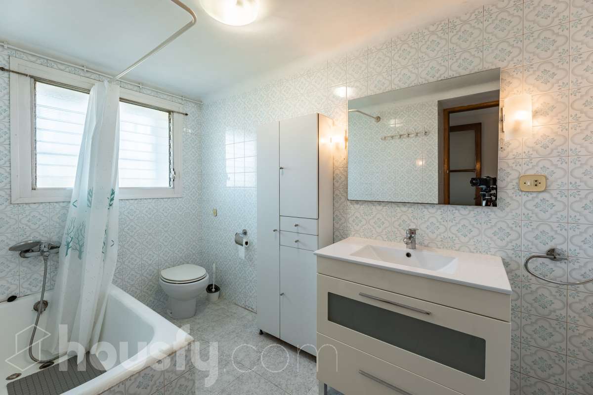Housfy vende 🏡 luminosa casa ubicada en Santa Margarida i els Monjos. Ven a ver esta bonita casa de pueblo con encanto y vistas privilegiadas a los viñedos en el tranquilo barrio de Sardinyola. Una estructura llena de posibilidades, para acabar de diseñar a tu gusto. Convierte este balcón natural al Penedès en la casa de tus sueños. La vivienda dispone de 142m2 útiles (verificados con la Dirección General de Catastro). Construida en el año: 1905. Distribución de estancias -Salón-comedor -5 Dormitorios -1 Baño -Cocina equipada Características específicas -Cédula de habitabilidad -Trastero -Se aceptan mascotas -Vistas a la montaña -Chimenea Zona y entorno Respecto a la ubicación, se sitúa en Santa Margarida i els Monjos, municipio de Barcelona. Esta propiedad se encuentra cerca de transporte público, colegios, supermercados y farmacias. Santa Margarida i els Monjos está estratégicamente conectada, lo que permite llegar a Barcelona en unos 40-45 minutos. Autopista AP-7: Acceso directo a solo 2 km del casco urbano (Salida 30). Es la vía más rápida para entrar a Barcelona por la Diagonal. N-340: Una alternativa gratuita y directa que conecta con toda la comarca y el área metropolitana. En Tren (Rodalies): Comodidad sin atascos El municipio cuenta con su propia estación de tren (Els Monjos), lo que es un lujo para una casa de pueblo. Línea R4 de Rodalies: Conecta directamente con estaciones clave como Sants, Plaça Catalunya y Arc de Triomf. Aviso legal El precio de venta no incluye gastos de la compraventa como notaría, registro, impuestos, ni tampoco honorarios agencia. Esta publicación no es vinculante. Consulta siempre la nota simple con Housfy antes de formalizar la compraventa. Sobre nosotros Housfy es la plataforma integral de servicios inmobiliarios. Nuestra combinación de expertos y tecnología pone al alcance de todo el mundo servicios cómodos, claros y seguros. AICAT número: 7922. Nos encargamos de la gestión y asesoramiento de la compra. ¡Olvídate de todo! Hacemos los trámites por ti. Y, si además necesitas financiación, ponemos a tu disposición un bróker hipotecario para ayudarte a conseguir las mejores condiciones para tu perfil económico. ¿Quieres visitarla? Contacta con Housfy y agenda tu visita sin compromiso. Más información en: housfy.com Este anuncio contiene imágenes ilustrativas, con el objetivo de mostrar el potencial de la propiedad, y pueden diferir del resultado final.-23