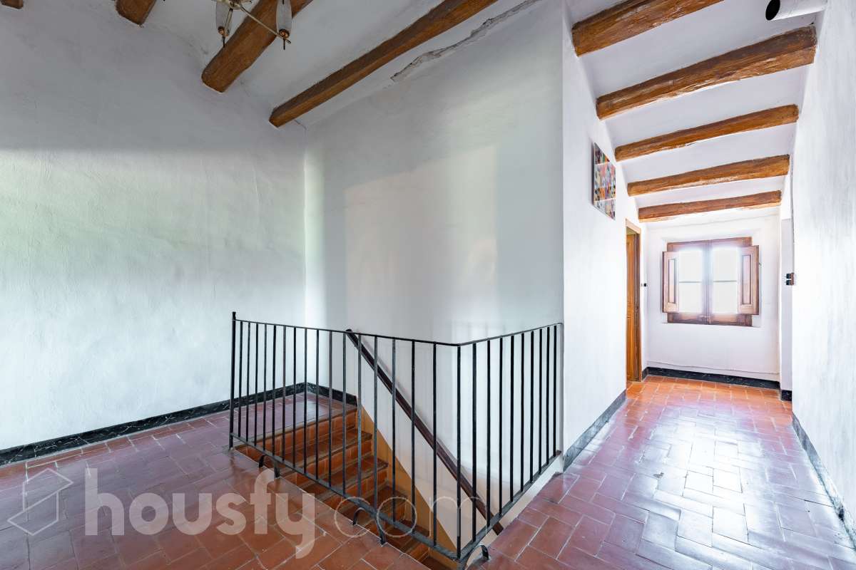 Housfy vende 🏡 luminosa casa ubicada en Santa Margarida i els Monjos. Ven a ver esta bonita casa de pueblo con encanto y vistas privilegiadas a los viñedos en el tranquilo barrio de Sardinyola. Una estructura llena de posibilidades, para acabar de diseñar a tu gusto. Convierte este balcón natural al Penedès en la casa de tus sueños. La vivienda dispone de 142m2 útiles (verificados con la Dirección General de Catastro). Construida en el año: 1905. Distribución de estancias -Salón-comedor -5 Dormitorios -1 Baño -Cocina equipada Características específicas -Cédula de habitabilidad -Trastero -Se aceptan mascotas -Vistas a la montaña -Chimenea Zona y entorno Respecto a la ubicación, se sitúa en Santa Margarida i els Monjos, municipio de Barcelona. Esta propiedad se encuentra cerca de transporte público, colegios, supermercados y farmacias. Santa Margarida i els Monjos está estratégicamente conectada, lo que permite llegar a Barcelona en unos 40-45 minutos. Autopista AP-7: Acceso directo a solo 2 km del casco urbano (Salida 30). Es la vía más rápida para entrar a Barcelona por la Diagonal. N-340: Una alternativa gratuita y directa que conecta con toda la comarca y el área metropolitana. En Tren (Rodalies): Comodidad sin atascos El municipio cuenta con su propia estación de tren (Els Monjos), lo que es un lujo para una casa de pueblo. Línea R4 de Rodalies: Conecta directamente con estaciones clave como Sants, Plaça Catalunya y Arc de Triomf. Aviso legal El precio de venta no incluye gastos de la compraventa como notaría, registro, impuestos, ni tampoco honorarios agencia. Esta publicación no es vinculante. Consulta siempre la nota simple con Housfy antes de formalizar la compraventa. Sobre nosotros Housfy es la plataforma integral de servicios inmobiliarios. Nuestra combinación de expertos y tecnología pone al alcance de todo el mundo servicios cómodos, claros y seguros. AICAT número: 7922. Nos encargamos de la gestión y asesoramiento de la compra. ¡Olvídate de todo! Hacemos los trámites por ti. Y, si además necesitas financiación, ponemos a tu disposición un bróker hipotecario para ayudarte a conseguir las mejores condiciones para tu perfil económico. ¿Quieres visitarla? Contacta con Housfy y agenda tu visita sin compromiso. Más información en: housfy.com Este anuncio contiene imágenes ilustrativas, con el objetivo de mostrar el potencial de la propiedad, y pueden diferir del resultado final.-8