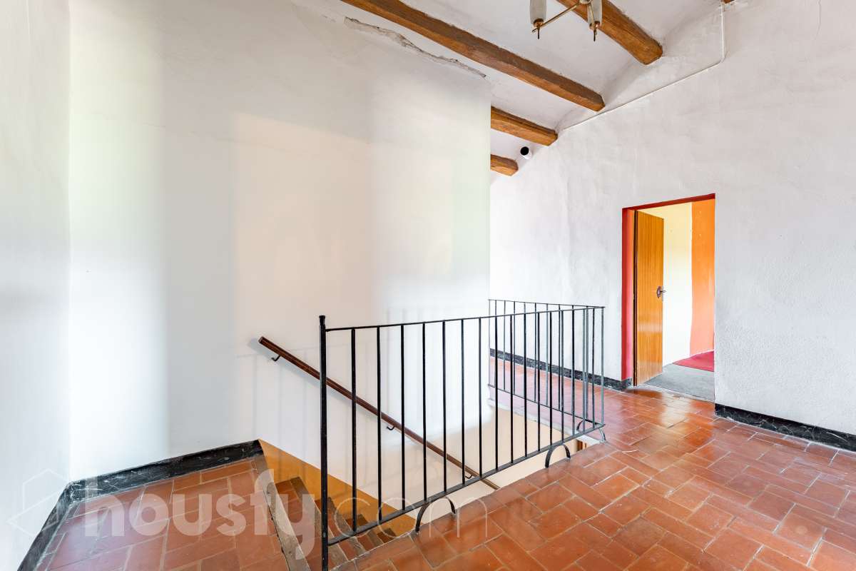 Housfy vende 🏡 luminosa casa ubicada en Santa Margarida i els Monjos. Ven a ver esta bonita casa de pueblo con encanto y vistas privilegiadas a los viñedos en el tranquilo barrio de Sardinyola. Una estructura llena de posibilidades, para acabar de diseñar a tu gusto. Convierte este balcón natural al Penedès en la casa de tus sueños. La vivienda dispone de 142m2 útiles (verificados con la Dirección General de Catastro). Construida en el año: 1905. Distribución de estancias -Salón-comedor -5 Dormitorios -1 Baño -Cocina equipada Características específicas -Cédula de habitabilidad -Trastero -Se aceptan mascotas -Vistas a la montaña -Chimenea Zona y entorno Respecto a la ubicación, se sitúa en Santa Margarida i els Monjos, municipio de Barcelona. Esta propiedad se encuentra cerca de transporte público, colegios, supermercados y farmacias. Santa Margarida i els Monjos está estratégicamente conectada, lo que permite llegar a Barcelona en unos 40-45 minutos. Autopista AP-7: Acceso directo a solo 2 km del casco urbano (Salida 30). Es la vía más rápida para entrar a Barcelona por la Diagonal. N-340: Una alternativa gratuita y directa que conecta con toda la comarca y el área metropolitana. En Tren (Rodalies): Comodidad sin atascos El municipio cuenta con su propia estación de tren (Els Monjos), lo que es un lujo para una casa de pueblo. Línea R4 de Rodalies: Conecta directamente con estaciones clave como Sants, Plaça Catalunya y Arc de Triomf. Aviso legal El precio de venta no incluye gastos de la compraventa como notaría, registro, impuestos, ni tampoco honorarios agencia. Esta publicación no es vinculante. Consulta siempre la nota simple con Housfy antes de formalizar la compraventa. Sobre nosotros Housfy es la plataforma integral de servicios inmobiliarios. Nuestra combinación de expertos y tecnología pone al alcance de todo el mundo servicios cómodos, claros y seguros. AICAT número: 7922. Nos encargamos de la gestión y asesoramiento de la compra. ¡Olvídate de todo! Hacemos los trámites por ti. Y, si además necesitas financiación, ponemos a tu disposición un bróker hipotecario para ayudarte a conseguir las mejores condiciones para tu perfil económico. ¿Quieres visitarla? Contacta con Housfy y agenda tu visita sin compromiso. Más información en: housfy.com Este anuncio contiene imágenes ilustrativas, con el objetivo de mostrar el potencial de la propiedad, y pueden diferir del resultado final.-40
