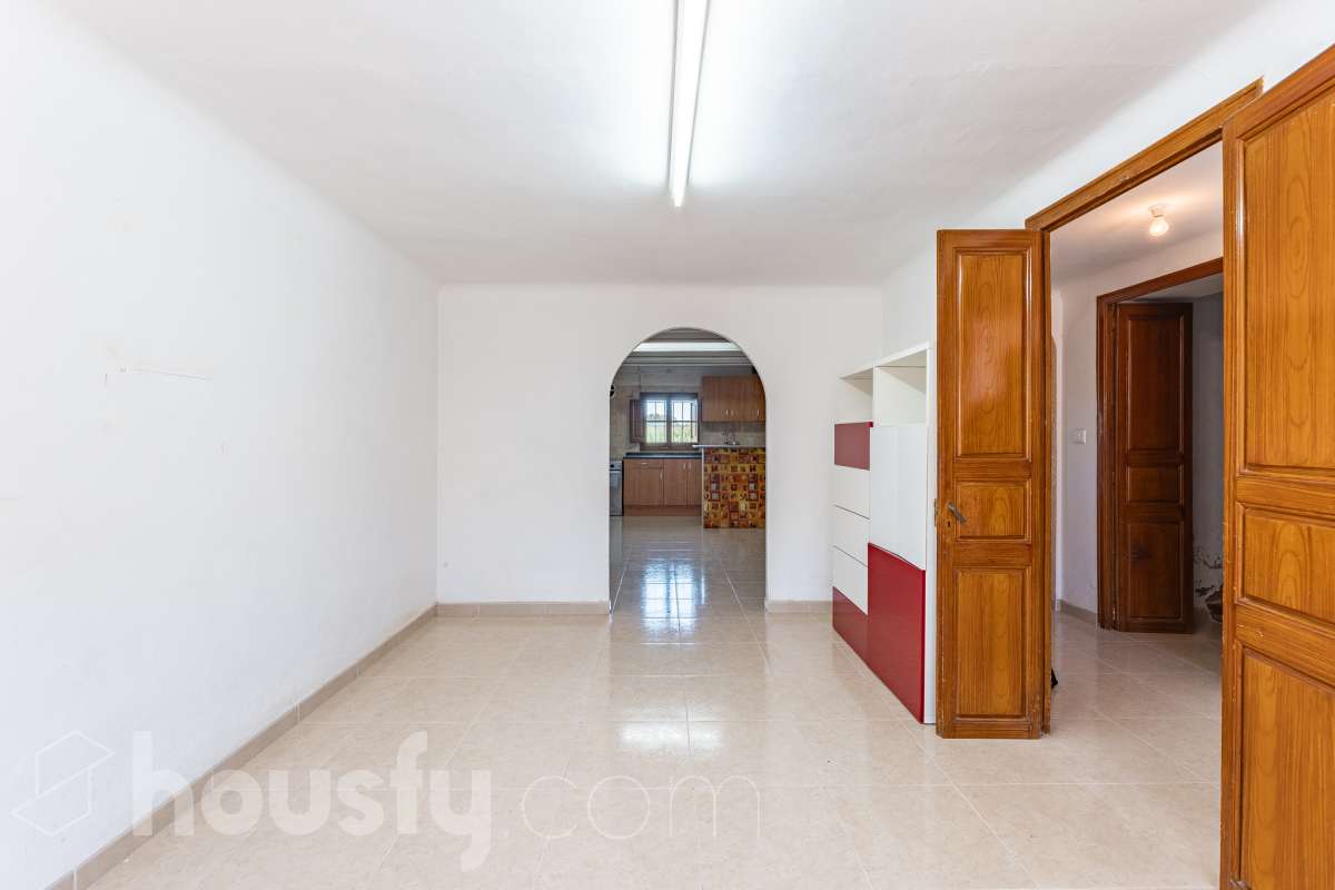 Housfy vende 🏡 luminosa casa ubicada en Santa Margarida i els Monjos. Ven a ver esta bonita casa de pueblo con encanto y vistas privilegiadas a los viñedos en el tranquilo barrio de Sardinyola. Una estructura llena de posibilidades, para acabar de diseñar a tu gusto. Convierte este balcón natural al Penedès en la casa de tus sueños. La vivienda dispone de 142m2 útiles (verificados con la Dirección General de Catastro). Construida en el año: 1905. Distribución de estancias -Salón-comedor -5 Dormitorios -1 Baño -Cocina equipada Características específicas -Cédula de habitabilidad -Trastero -Se aceptan mascotas -Vistas a la montaña -Chimenea Zona y entorno Respecto a la ubicación, se sitúa en Santa Margarida i els Monjos, municipio de Barcelona. Esta propiedad se encuentra cerca de transporte público, colegios, supermercados y farmacias. Santa Margarida i els Monjos está estratégicamente conectada, lo que permite llegar a Barcelona en unos 40-45 minutos. Autopista AP-7: Acceso directo a solo 2 km del casco urbano (Salida 30). Es la vía más rápida para entrar a Barcelona por la Diagonal. N-340: Una alternativa gratuita y directa que conecta con toda la comarca y el área metropolitana. En Tren (Rodalies): Comodidad sin atascos El municipio cuenta con su propia estación de tren (Els Monjos), lo que es un lujo para una casa de pueblo. Línea R4 de Rodalies: Conecta directamente con estaciones clave como Sants, Plaça Catalunya y Arc de Triomf. Aviso legal El precio de venta no incluye gastos de la compraventa como notaría, registro, impuestos, ni tampoco honorarios agencia. Esta publicación no es vinculante. Consulta siempre la nota simple con Housfy antes de formalizar la compraventa. Sobre nosotros Housfy es la plataforma integral de servicios inmobiliarios. Nuestra combinación de expertos y tecnología pone al alcance de todo el mundo servicios cómodos, claros y seguros. AICAT número: 7922. Nos encargamos de la gestión y asesoramiento de la compra. ¡Olvídate de todo! Hacemos los trámites por ti. Y, si además necesitas financiación, ponemos a tu disposición un bróker hipotecario para ayudarte a conseguir las mejores condiciones para tu perfil económico. ¿Quieres visitarla? Contacta con Housfy y agenda tu visita sin compromiso. Más información en: housfy.com Este anuncio contiene imágenes ilustrativas, con el objetivo de mostrar el potencial de la propiedad, y pueden diferir del resultado final.-20