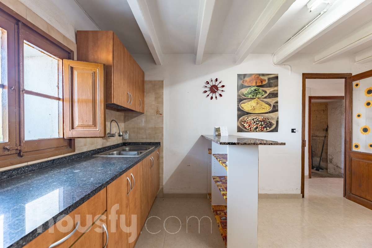 Housfy vende 🏡 luminosa casa ubicada en Santa Margarida i els Monjos. Ven a ver esta bonita casa de pueblo con encanto y vistas privilegiadas a los viñedos en el tranquilo barrio de Sardinyola. Una estructura llena de posibilidades, para acabar de diseñar a tu gusto. Convierte este balcón natural al Penedès en la casa de tus sueños. La vivienda dispone de 142m2 útiles (verificados con la Dirección General de Catastro). Construida en el año: 1905. Distribución de estancias -Salón-comedor -5 Dormitorios -1 Baño -Cocina equipada Características específicas -Cédula de habitabilidad -Trastero -Se aceptan mascotas -Vistas a la montaña -Chimenea Zona y entorno Respecto a la ubicación, se sitúa en Santa Margarida i els Monjos, municipio de Barcelona. Esta propiedad se encuentra cerca de transporte público, colegios, supermercados y farmacias. Santa Margarida i els Monjos está estratégicamente conectada, lo que permite llegar a Barcelona en unos 40-45 minutos. Autopista AP-7: Acceso directo a solo 2 km del casco urbano (Salida 30). Es la vía más rápida para entrar a Barcelona por la Diagonal. N-340: Una alternativa gratuita y directa que conecta con toda la comarca y el área metropolitana. En Tren (Rodalies): Comodidad sin atascos El municipio cuenta con su propia estación de tren (Els Monjos), lo que es un lujo para una casa de pueblo. Línea R4 de Rodalies: Conecta directamente con estaciones clave como Sants, Plaça Catalunya y Arc de Triomf. Aviso legal El precio de venta no incluye gastos de la compraventa como notaría, registro, impuestos, ni tampoco honorarios agencia. Esta publicación no es vinculante. Consulta siempre la nota simple con Housfy antes de formalizar la compraventa. Sobre nosotros Housfy es la plataforma integral de servicios inmobiliarios. Nuestra combinación de expertos y tecnología pone al alcance de todo el mundo servicios cómodos, claros y seguros. AICAT número: 7922. Nos encargamos de la gestión y asesoramiento de la compra. ¡Olvídate de todo! Hacemos los trámites por ti. Y, si además necesitas financiación, ponemos a tu disposición un bróker hipotecario para ayudarte a conseguir las mejores condiciones para tu perfil económico. ¿Quieres visitarla? Contacta con Housfy y agenda tu visita sin compromiso. Más información en: housfy.com Este anuncio contiene imágenes ilustrativas, con el objetivo de mostrar el potencial de la propiedad, y pueden diferir del resultado final.-17
