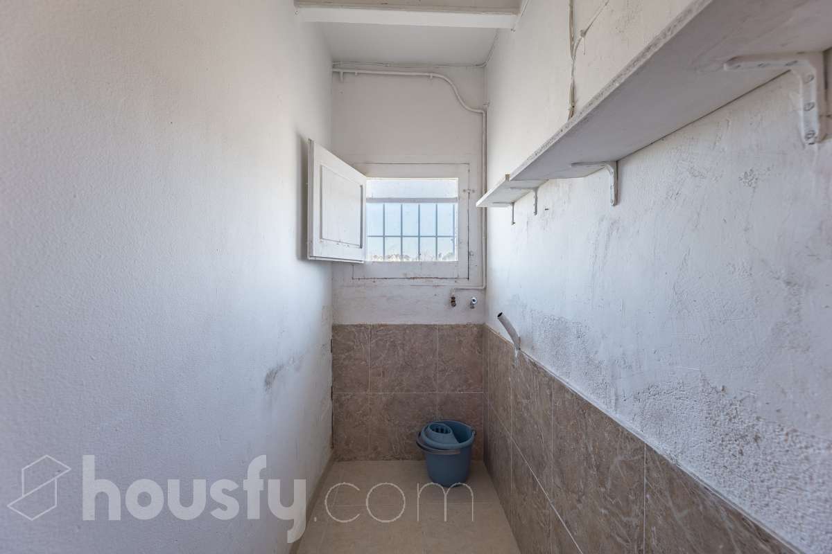 Housfy vende 🏡 luminosa casa ubicada en Santa Margarida i els Monjos. Ven a ver esta bonita casa de pueblo con encanto y vistas privilegiadas a los viñedos en el tranquilo barrio de Sardinyola. Una estructura llena de posibilidades, para acabar de diseñar a tu gusto. Convierte este balcón natural al Penedès en la casa de tus sueños. La vivienda dispone de 142m2 útiles (verificados con la Dirección General de Catastro). Construida en el año: 1905. Distribución de estancias -Salón-comedor -5 Dormitorios -1 Baño -Cocina equipada Características específicas -Cédula de habitabilidad -Trastero -Se aceptan mascotas -Vistas a la montaña -Chimenea Zona y entorno Respecto a la ubicación, se sitúa en Santa Margarida i els Monjos, municipio de Barcelona. Esta propiedad se encuentra cerca de transporte público, colegios, supermercados y farmacias. Santa Margarida i els Monjos está estratégicamente conectada, lo que permite llegar a Barcelona en unos 40-45 minutos. Autopista AP-7: Acceso directo a solo 2 km del casco urbano (Salida 30). Es la vía más rápida para entrar a Barcelona por la Diagonal. N-340: Una alternativa gratuita y directa que conecta con toda la comarca y el área metropolitana. En Tren (Rodalies): Comodidad sin atascos El municipio cuenta con su propia estación de tren (Els Monjos), lo que es un lujo para una casa de pueblo. Línea R4 de Rodalies: Conecta directamente con estaciones clave como Sants, Plaça Catalunya y Arc de Triomf. Aviso legal El precio de venta no incluye gastos de la compraventa como notaría, registro, impuestos, ni tampoco honorarios agencia. Esta publicación no es vinculante. Consulta siempre la nota simple con Housfy antes de formalizar la compraventa. Sobre nosotros Housfy es la plataforma integral de servicios inmobiliarios. Nuestra combinación de expertos y tecnología pone al alcance de todo el mundo servicios cómodos, claros y seguros. AICAT número: 7922. Nos encargamos de la gestión y asesoramiento de la compra. ¡Olvídate de todo! Hacemos los trámites por ti. Y, si además necesitas financiación, ponemos a tu disposición un bróker hipotecario para ayudarte a conseguir las mejores condiciones para tu perfil económico. ¿Quieres visitarla? Contacta con Housfy y agenda tu visita sin compromiso. Más información en: housfy.com Este anuncio contiene imágenes ilustrativas, con el objetivo de mostrar el potencial de la propiedad, y pueden diferir del resultado final.-26