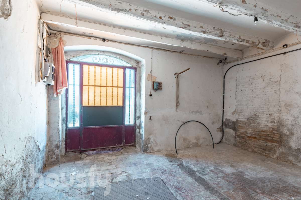 Housfy vende 🏡 luminosa casa ubicada en Santa Margarida i els Monjos. Ven a ver esta bonita casa de pueblo con encanto y vistas privilegiadas a los viñedos en el tranquilo barrio de Sardinyola. Una estructura llena de posibilidades, para acabar de diseñar a tu gusto. Convierte este balcón natural al Penedès en la casa de tus sueños. La vivienda dispone de 142m2 útiles (verificados con la Dirección General de Catastro). Construida en el año: 1905. Distribución de estancias -Salón-comedor -5 Dormitorios -1 Baño -Cocina equipada Características específicas -Cédula de habitabilidad -Trastero -Se aceptan mascotas -Vistas a la montaña -Chimenea Zona y entorno Respecto a la ubicación, se sitúa en Santa Margarida i els Monjos, municipio de Barcelona. Esta propiedad se encuentra cerca de transporte público, colegios, supermercados y farmacias. Santa Margarida i els Monjos está estratégicamente conectada, lo que permite llegar a Barcelona en unos 40-45 minutos. Autopista AP-7: Acceso directo a solo 2 km del casco urbano (Salida 30). Es la vía más rápida para entrar a Barcelona por la Diagonal. N-340: Una alternativa gratuita y directa que conecta con toda la comarca y el área metropolitana. En Tren (Rodalies): Comodidad sin atascos El municipio cuenta con su propia estación de tren (Els Monjos), lo que es un lujo para una casa de pueblo. Línea R4 de Rodalies: Conecta directamente con estaciones clave como Sants, Plaça Catalunya y Arc de Triomf. Aviso legal El precio de venta no incluye gastos de la compraventa como notaría, registro, impuestos, ni tampoco honorarios agencia. Esta publicación no es vinculante. Consulta siempre la nota simple con Housfy antes de formalizar la compraventa. Sobre nosotros Housfy es la plataforma integral de servicios inmobiliarios. Nuestra combinación de expertos y tecnología pone al alcance de todo el mundo servicios cómodos, claros y seguros. AICAT número: 7922. Nos encargamos de la gestión y asesoramiento de la compra. ¡Olvídate de todo! Hacemos los trámites por ti. Y, si además necesitas financiación, ponemos a tu disposición un bróker hipotecario para ayudarte a conseguir las mejores condiciones para tu perfil económico. ¿Quieres visitarla? Contacta con Housfy y agenda tu visita sin compromiso. Más información en: housfy.com Este anuncio contiene imágenes ilustrativas, con el objetivo de mostrar el potencial de la propiedad, y pueden diferir del resultado final.-32