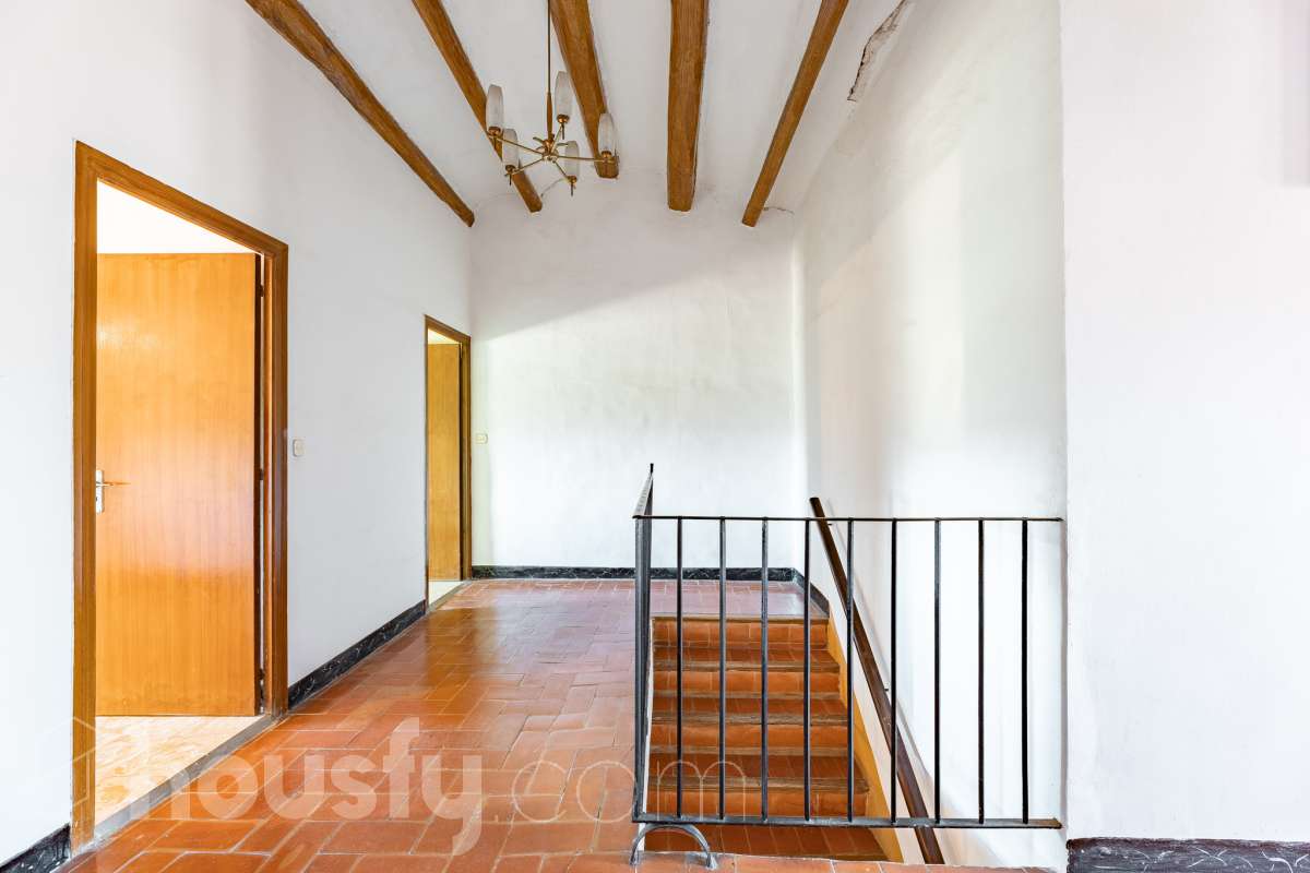Housfy vende 🏡 luminosa casa ubicada en Santa Margarida i els Monjos. Ven a ver esta bonita casa de pueblo con encanto y vistas privilegiadas a los viñedos en el tranquilo barrio de Sardinyola. Una estructura llena de posibilidades, para acabar de diseñar a tu gusto. Convierte este balcón natural al Penedès en la casa de tus sueños. La vivienda dispone de 142m2 útiles (verificados con la Dirección General de Catastro). Construida en el año: 1905. Distribución de estancias -Salón-comedor -5 Dormitorios -1 Baño -Cocina equipada Características específicas -Cédula de habitabilidad -Trastero -Se aceptan mascotas -Vistas a la montaña -Chimenea Zona y entorno Respecto a la ubicación, se sitúa en Santa Margarida i els Monjos, municipio de Barcelona. Esta propiedad se encuentra cerca de transporte público, colegios, supermercados y farmacias. Santa Margarida i els Monjos está estratégicamente conectada, lo que permite llegar a Barcelona en unos 40-45 minutos. Autopista AP-7: Acceso directo a solo 2 km del casco urbano (Salida 30). Es la vía más rápida para entrar a Barcelona por la Diagonal. N-340: Una alternativa gratuita y directa que conecta con toda la comarca y el área metropolitana. En Tren (Rodalies): Comodidad sin atascos El municipio cuenta con su propia estación de tren (Els Monjos), lo que es un lujo para una casa de pueblo. Línea R4 de Rodalies: Conecta directamente con estaciones clave como Sants, Plaça Catalunya y Arc de Triomf. Aviso legal El precio de venta no incluye gastos de la compraventa como notaría, registro, impuestos, ni tampoco honorarios agencia. Esta publicación no es vinculante. Consulta siempre la nota simple con Housfy antes de formalizar la compraventa. Sobre nosotros Housfy es la plataforma integral de servicios inmobiliarios. Nuestra combinación de expertos y tecnología pone al alcance de todo el mundo servicios cómodos, claros y seguros. AICAT número: 7922. Nos encargamos de la gestión y asesoramiento de la compra. ¡Olvídate de todo! Hacemos los trámites por ti. Y, si además necesitas financiación, ponemos a tu disposición un bróker hipotecario para ayudarte a conseguir las mejores condiciones para tu perfil económico. ¿Quieres visitarla? Contacta con Housfy y agenda tu visita sin compromiso. Más información en: housfy.com Este anuncio contiene imágenes ilustrativas, con el objetivo de mostrar el potencial de la propiedad, y pueden diferir del resultado final.-3