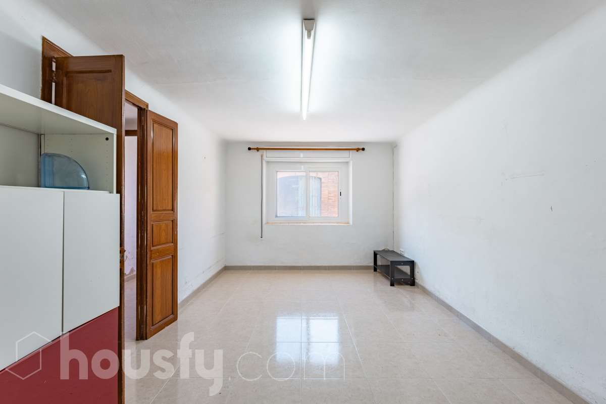Housfy vende 🏡 luminosa casa ubicada en Santa Margarida i els Monjos. Ven a ver esta bonita casa de pueblo con encanto y vistas privilegiadas a los viñedos en el tranquilo barrio de Sardinyola. Una estructura llena de posibilidades, para acabar de diseñar a tu gusto. Convierte este balcón natural al Penedès en la casa de tus sueños. La vivienda dispone de 142m2 útiles (verificados con la Dirección General de Catastro). Construida en el año: 1905. Distribución de estancias -Salón-comedor -5 Dormitorios -1 Baño -Cocina equipada Características específicas -Cédula de habitabilidad -Trastero -Se aceptan mascotas -Vistas a la montaña -Chimenea Zona y entorno Respecto a la ubicación, se sitúa en Santa Margarida i els Monjos, municipio de Barcelona. Esta propiedad se encuentra cerca de transporte público, colegios, supermercados y farmacias. Santa Margarida i els Monjos está estratégicamente conectada, lo que permite llegar a Barcelona en unos 40-45 minutos. Autopista AP-7: Acceso directo a solo 2 km del casco urbano (Salida 30). Es la vía más rápida para entrar a Barcelona por la Diagonal. N-340: Una alternativa gratuita y directa que conecta con toda la comarca y el área metropolitana. En Tren (Rodalies): Comodidad sin atascos El municipio cuenta con su propia estación de tren (Els Monjos), lo que es un lujo para una casa de pueblo. Línea R4 de Rodalies: Conecta directamente con estaciones clave como Sants, Plaça Catalunya y Arc de Triomf. Aviso legal El precio de venta no incluye gastos de la compraventa como notaría, registro, impuestos, ni tampoco honorarios agencia. Esta publicación no es vinculante. Consulta siempre la nota simple con Housfy antes de formalizar la compraventa. Sobre nosotros Housfy es la plataforma integral de servicios inmobiliarios. Nuestra combinación de expertos y tecnología pone al alcance de todo el mundo servicios cómodos, claros y seguros. AICAT número: 7922. Nos encargamos de la gestión y asesoramiento de la compra. ¡Olvídate de todo! Hacemos los trámites por ti. Y, si además necesitas financiación, ponemos a tu disposición un bróker hipotecario para ayudarte a conseguir las mejores condiciones para tu perfil económico. ¿Quieres visitarla? Contacta con Housfy y agenda tu visita sin compromiso. Más información en: housfy.com Este anuncio contiene imágenes ilustrativas, con el objetivo de mostrar el potencial de la propiedad, y pueden diferir del resultado final.-18