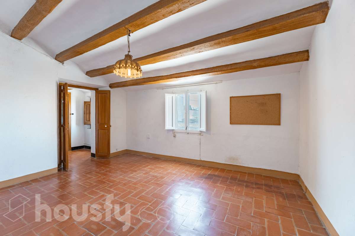 Housfy vende 🏡 luminosa casa ubicada en Santa Margarida i els Monjos. Ven a ver esta bonita casa de pueblo con encanto y vistas privilegiadas a los viñedos en el tranquilo barrio de Sardinyola. Una estructura llena de posibilidades, para acabar de diseñar a tu gusto. Convierte este balcón natural al Penedès en la casa de tus sueños. La vivienda dispone de 142m2 útiles (verificados con la Dirección General de Catastro). Construida en el año: 1905. Distribución de estancias -Salón-comedor -5 Dormitorios -1 Baño -Cocina equipada Características específicas -Cédula de habitabilidad -Trastero -Se aceptan mascotas -Vistas a la montaña -Chimenea Zona y entorno Respecto a la ubicación, se sitúa en Santa Margarida i els Monjos, municipio de Barcelona. Esta propiedad se encuentra cerca de transporte público, colegios, supermercados y farmacias. Santa Margarida i els Monjos está estratégicamente conectada, lo que permite llegar a Barcelona en unos 40-45 minutos. Autopista AP-7: Acceso directo a solo 2 km del casco urbano (Salida 30). Es la vía más rápida para entrar a Barcelona por la Diagonal. N-340: Una alternativa gratuita y directa que conecta con toda la comarca y el área metropolitana. En Tren (Rodalies): Comodidad sin atascos El municipio cuenta con su propia estación de tren (Els Monjos), lo que es un lujo para una casa de pueblo. Línea R4 de Rodalies: Conecta directamente con estaciones clave como Sants, Plaça Catalunya y Arc de Triomf. Aviso legal El precio de venta no incluye gastos de la compraventa como notaría, registro, impuestos, ni tampoco honorarios agencia. Esta publicación no es vinculante. Consulta siempre la nota simple con Housfy antes de formalizar la compraventa. Sobre nosotros Housfy es la plataforma integral de servicios inmobiliarios. Nuestra combinación de expertos y tecnología pone al alcance de todo el mundo servicios cómodos, claros y seguros. AICAT número: 7922. Nos encargamos de la gestión y asesoramiento de la compra. ¡Olvídate de todo! Hacemos los trámites por ti. Y, si además necesitas financiación, ponemos a tu disposición un bróker hipotecario para ayudarte a conseguir las mejores condiciones para tu perfil económico. ¿Quieres visitarla? Contacta con Housfy y agenda tu visita sin compromiso. Más información en: housfy.com Este anuncio contiene imágenes ilustrativas, con el objetivo de mostrar el potencial de la propiedad, y pueden diferir del resultado final.-43