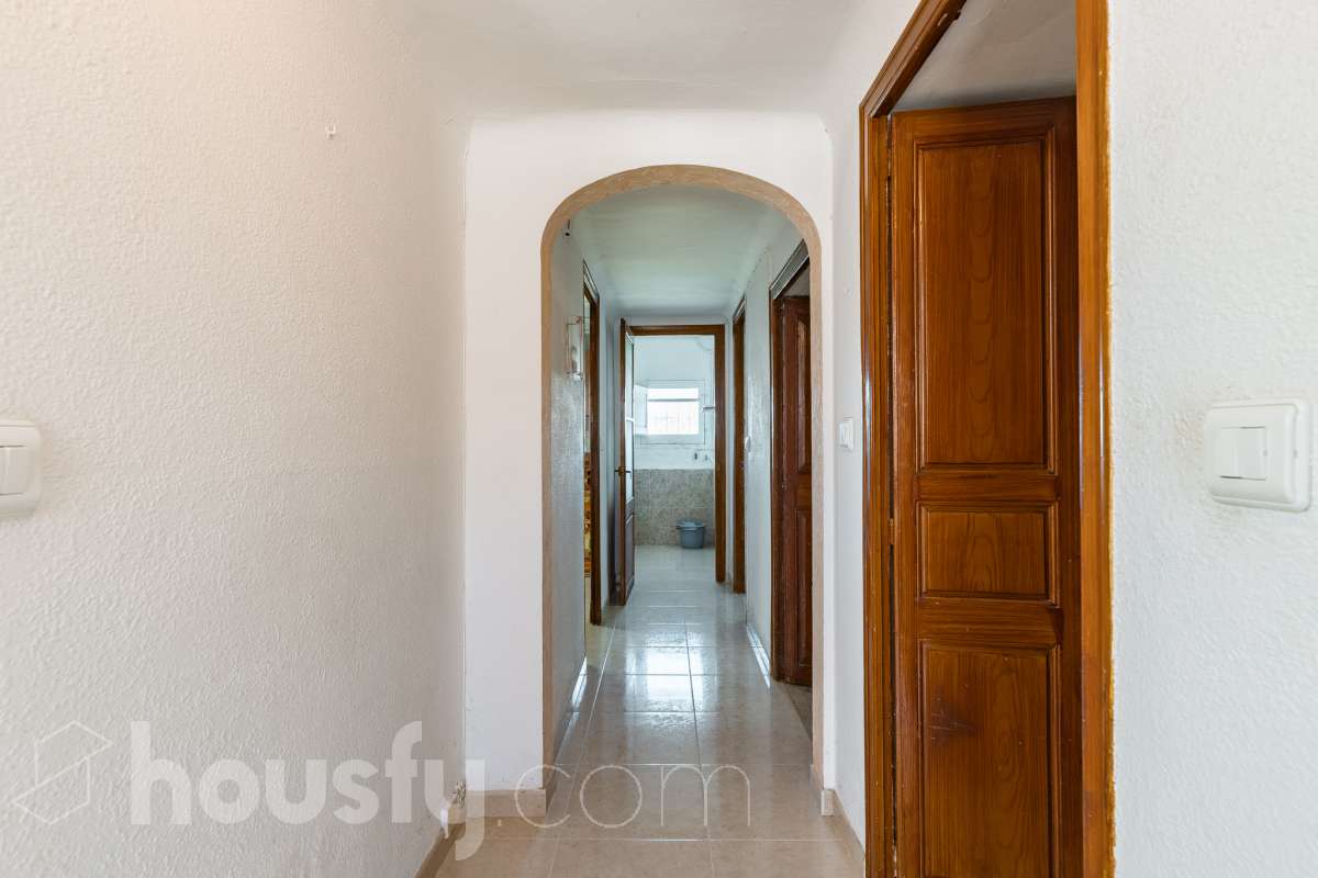 Housfy vende 🏡 luminosa casa ubicada en Santa Margarida i els Monjos. Ven a ver esta bonita casa de pueblo con encanto y vistas privilegiadas a los viñedos en el tranquilo barrio de Sardinyola. Una estructura llena de posibilidades, para acabar de diseñar a tu gusto. Convierte este balcón natural al Penedès en la casa de tus sueños. La vivienda dispone de 142m2 útiles (verificados con la Dirección General de Catastro). Construida en el año: 1905. Distribución de estancias -Salón-comedor -5 Dormitorios -1 Baño -Cocina equipada Características específicas -Cédula de habitabilidad -Trastero -Se aceptan mascotas -Vistas a la montaña -Chimenea Zona y entorno Respecto a la ubicación, se sitúa en Santa Margarida i els Monjos, municipio de Barcelona. Esta propiedad se encuentra cerca de transporte público, colegios, supermercados y farmacias. Santa Margarida i els Monjos está estratégicamente conectada, lo que permite llegar a Barcelona en unos 40-45 minutos. Autopista AP-7: Acceso directo a solo 2 km del casco urbano (Salida 30). Es la vía más rápida para entrar a Barcelona por la Diagonal. N-340: Una alternativa gratuita y directa que conecta con toda la comarca y el área metropolitana. En Tren (Rodalies): Comodidad sin atascos El municipio cuenta con su propia estación de tren (Els Monjos), lo que es un lujo para una casa de pueblo. Línea R4 de Rodalies: Conecta directamente con estaciones clave como Sants, Plaça Catalunya y Arc de Triomf. Aviso legal El precio de venta no incluye gastos de la compraventa como notaría, registro, impuestos, ni tampoco honorarios agencia. Esta publicación no es vinculante. Consulta siempre la nota simple con Housfy antes de formalizar la compraventa. Sobre nosotros Housfy es la plataforma integral de servicios inmobiliarios. Nuestra combinación de expertos y tecnología pone al alcance de todo el mundo servicios cómodos, claros y seguros. AICAT número: 7922. Nos encargamos de la gestión y asesoramiento de la compra. ¡Olvídate de todo! Hacemos los trámites por ti. Y, si además necesitas financiación, ponemos a tu disposición un bróker hipotecario para ayudarte a conseguir las mejores condiciones para tu perfil económico. ¿Quieres visitarla? Contacta con Housfy y agenda tu visita sin compromiso. Más información en: housfy.com Este anuncio contiene imágenes ilustrativas, con el objetivo de mostrar el potencial de la propiedad, y pueden diferir del resultado final.-33