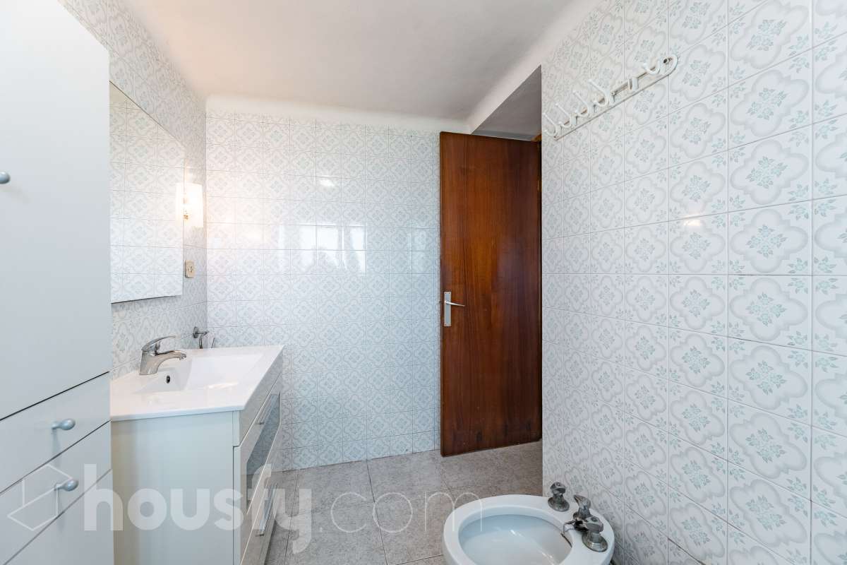 Housfy vende 🏡 luminosa casa ubicada en Santa Margarida i els Monjos. Ven a ver esta bonita casa de pueblo con encanto y vistas privilegiadas a los viñedos en el tranquilo barrio de Sardinyola. Una estructura llena de posibilidades, para acabar de diseñar a tu gusto. Convierte este balcón natural al Penedès en la casa de tus sueños. La vivienda dispone de 142m2 útiles (verificados con la Dirección General de Catastro). Construida en el año: 1905. Distribución de estancias -Salón-comedor -5 Dormitorios -1 Baño -Cocina equipada Características específicas -Cédula de habitabilidad -Trastero -Se aceptan mascotas -Vistas a la montaña -Chimenea Zona y entorno Respecto a la ubicación, se sitúa en Santa Margarida i els Monjos, municipio de Barcelona. Esta propiedad se encuentra cerca de transporte público, colegios, supermercados y farmacias. Santa Margarida i els Monjos está estratégicamente conectada, lo que permite llegar a Barcelona en unos 40-45 minutos. Autopista AP-7: Acceso directo a solo 2 km del casco urbano (Salida 30). Es la vía más rápida para entrar a Barcelona por la Diagonal. N-340: Una alternativa gratuita y directa que conecta con toda la comarca y el área metropolitana. En Tren (Rodalies): Comodidad sin atascos El municipio cuenta con su propia estación de tren (Els Monjos), lo que es un lujo para una casa de pueblo. Línea R4 de Rodalies: Conecta directamente con estaciones clave como Sants, Plaça Catalunya y Arc de Triomf. Aviso legal El precio de venta no incluye gastos de la compraventa como notaría, registro, impuestos, ni tampoco honorarios agencia. Esta publicación no es vinculante. Consulta siempre la nota simple con Housfy antes de formalizar la compraventa. Sobre nosotros Housfy es la plataforma integral de servicios inmobiliarios. Nuestra combinación de expertos y tecnología pone al alcance de todo el mundo servicios cómodos, claros y seguros. AICAT número: 7922. Nos encargamos de la gestión y asesoramiento de la compra. ¡Olvídate de todo! Hacemos los trámites por ti. Y, si además necesitas financiación, ponemos a tu disposición un bróker hipotecario para ayudarte a conseguir las mejores condiciones para tu perfil económico. ¿Quieres visitarla? Contacta con Housfy y agenda tu visita sin compromiso. Más información en: housfy.com Este anuncio contiene imágenes ilustrativas, con el objetivo de mostrar el potencial de la propiedad, y pueden diferir del resultado final.-25