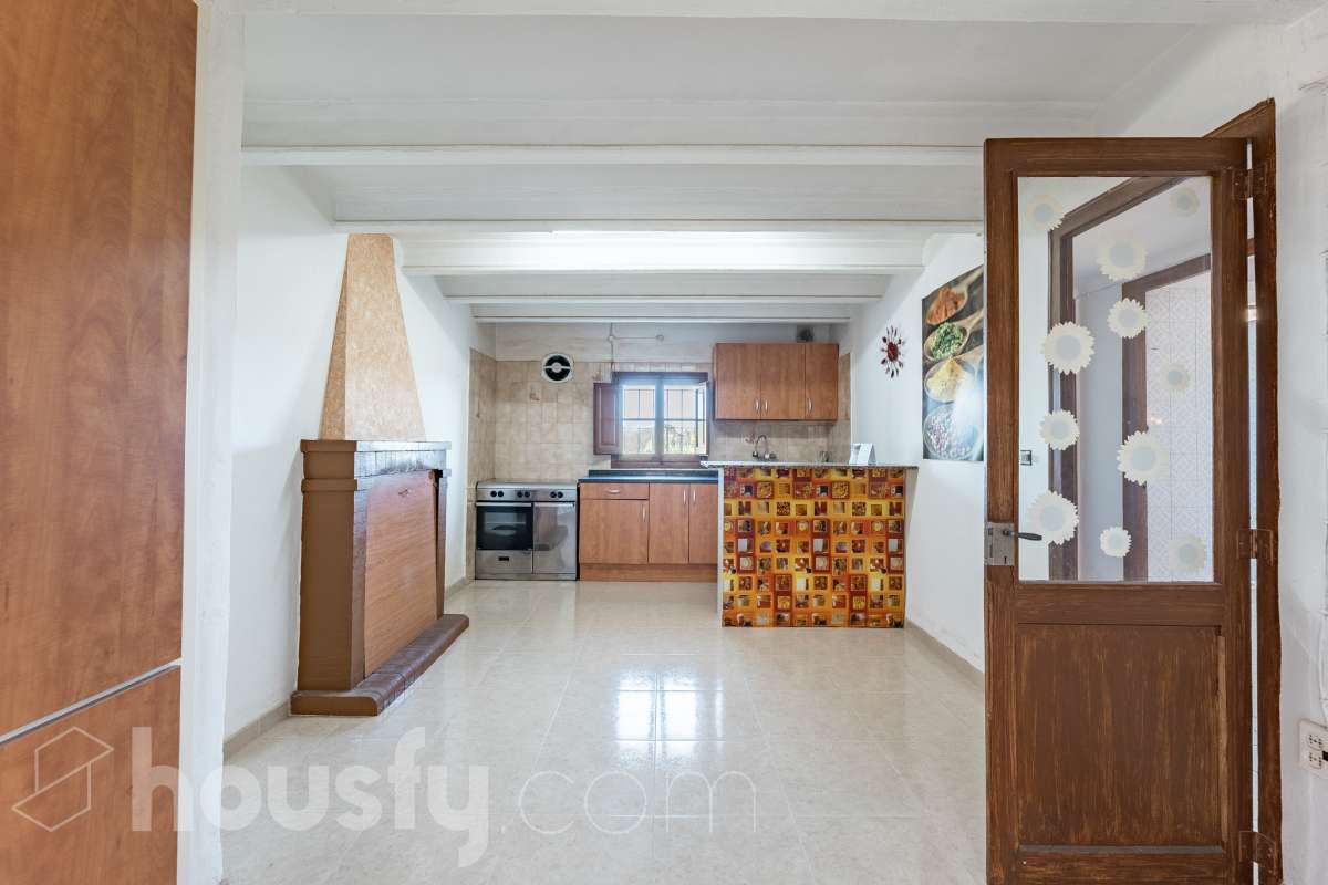 Housfy vende 🏡 luminosa casa ubicada en Santa Margarida i els Monjos. Ven a ver esta bonita casa de pueblo con encanto y vistas privilegiadas a los viñedos en el tranquilo barrio de Sardinyola. Una estructura llena de posibilidades, para acabar de diseñar a tu gusto. Convierte este balcón natural al Penedès en la casa de tus sueños. La vivienda dispone de 142m2 útiles (verificados con la Dirección General de Catastro). Construida en el año: 1905. Distribución de estancias -Salón-comedor -5 Dormitorios -1 Baño -Cocina equipada Características específicas -Cédula de habitabilidad -Trastero -Se aceptan mascotas -Vistas a la montaña -Chimenea Zona y entorno Respecto a la ubicación, se sitúa en Santa Margarida i els Monjos, municipio de Barcelona. Esta propiedad se encuentra cerca de transporte público, colegios, supermercados y farmacias. Santa Margarida i els Monjos está estratégicamente conectada, lo que permite llegar a Barcelona en unos 40-45 minutos. Autopista AP-7: Acceso directo a solo 2 km del casco urbano (Salida 30). Es la vía más rápida para entrar a Barcelona por la Diagonal. N-340: Una alternativa gratuita y directa que conecta con toda la comarca y el área metropolitana. En Tren (Rodalies): Comodidad sin atascos El municipio cuenta con su propia estación de tren (Els Monjos), lo que es un lujo para una casa de pueblo. Línea R4 de Rodalies: Conecta directamente con estaciones clave como Sants, Plaça Catalunya y Arc de Triomf. Aviso legal El precio de venta no incluye gastos de la compraventa como notaría, registro, impuestos, ni tampoco honorarios agencia. Esta publicación no es vinculante. Consulta siempre la nota simple con Housfy antes de formalizar la compraventa. Sobre nosotros Housfy es la plataforma integral de servicios inmobiliarios. Nuestra combinación de expertos y tecnología pone al alcance de todo el mundo servicios cómodos, claros y seguros. AICAT número: 7922. Nos encargamos de la gestión y asesoramiento de la compra. ¡Olvídate de todo! Hacemos los trámites por ti. Y, si además necesitas financiación, ponemos a tu disposición un bróker hipotecario para ayudarte a conseguir las mejores condiciones para tu perfil económico. ¿Quieres visitarla? Contacta con Housfy y agenda tu visita sin compromiso. Más información en: housfy.com Este anuncio contiene imágenes ilustrativas, con el objetivo de mostrar el potencial de la propiedad, y pueden diferir del resultado final.-14