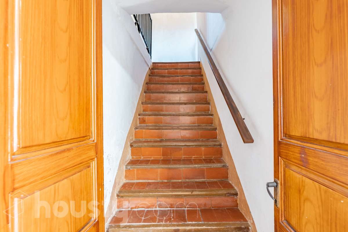 Housfy vende 🏡 luminosa casa ubicada en Santa Margarida i els Monjos. Ven a ver esta bonita casa de pueblo con encanto y vistas privilegiadas a los viñedos en el tranquilo barrio de Sardinyola. Una estructura llena de posibilidades, para acabar de diseñar a tu gusto. Convierte este balcón natural al Penedès en la casa de tus sueños. La vivienda dispone de 142m2 útiles (verificados con la Dirección General de Catastro). Construida en el año: 1905. Distribución de estancias -Salón-comedor -5 Dormitorios -1 Baño -Cocina equipada Características específicas -Cédula de habitabilidad -Trastero -Se aceptan mascotas -Vistas a la montaña -Chimenea Zona y entorno Respecto a la ubicación, se sitúa en Santa Margarida i els Monjos, municipio de Barcelona. Esta propiedad se encuentra cerca de transporte público, colegios, supermercados y farmacias. Santa Margarida i els Monjos está estratégicamente conectada, lo que permite llegar a Barcelona en unos 40-45 minutos. Autopista AP-7: Acceso directo a solo 2 km del casco urbano (Salida 30). Es la vía más rápida para entrar a Barcelona por la Diagonal. N-340: Una alternativa gratuita y directa que conecta con toda la comarca y el área metropolitana. En Tren (Rodalies): Comodidad sin atascos El municipio cuenta con su propia estación de tren (Els Monjos), lo que es un lujo para una casa de pueblo. Línea R4 de Rodalies: Conecta directamente con estaciones clave como Sants, Plaça Catalunya y Arc de Triomf. Aviso legal El precio de venta no incluye gastos de la compraventa como notaría, registro, impuestos, ni tampoco honorarios agencia. Esta publicación no es vinculante. Consulta siempre la nota simple con Housfy antes de formalizar la compraventa. Sobre nosotros Housfy es la plataforma integral de servicios inmobiliarios. Nuestra combinación de expertos y tecnología pone al alcance de todo el mundo servicios cómodos, claros y seguros. AICAT número: 7922. Nos encargamos de la gestión y asesoramiento de la compra. ¡Olvídate de todo! Hacemos los trámites por ti. Y, si además necesitas financiación, ponemos a tu disposición un bróker hipotecario para ayudarte a conseguir las mejores condiciones para tu perfil económico. ¿Quieres visitarla? Contacta con Housfy y agenda tu visita sin compromiso. Más información en: housfy.com Este anuncio contiene imágenes ilustrativas, con el objetivo de mostrar el potencial de la propiedad, y pueden diferir del resultado final.-34