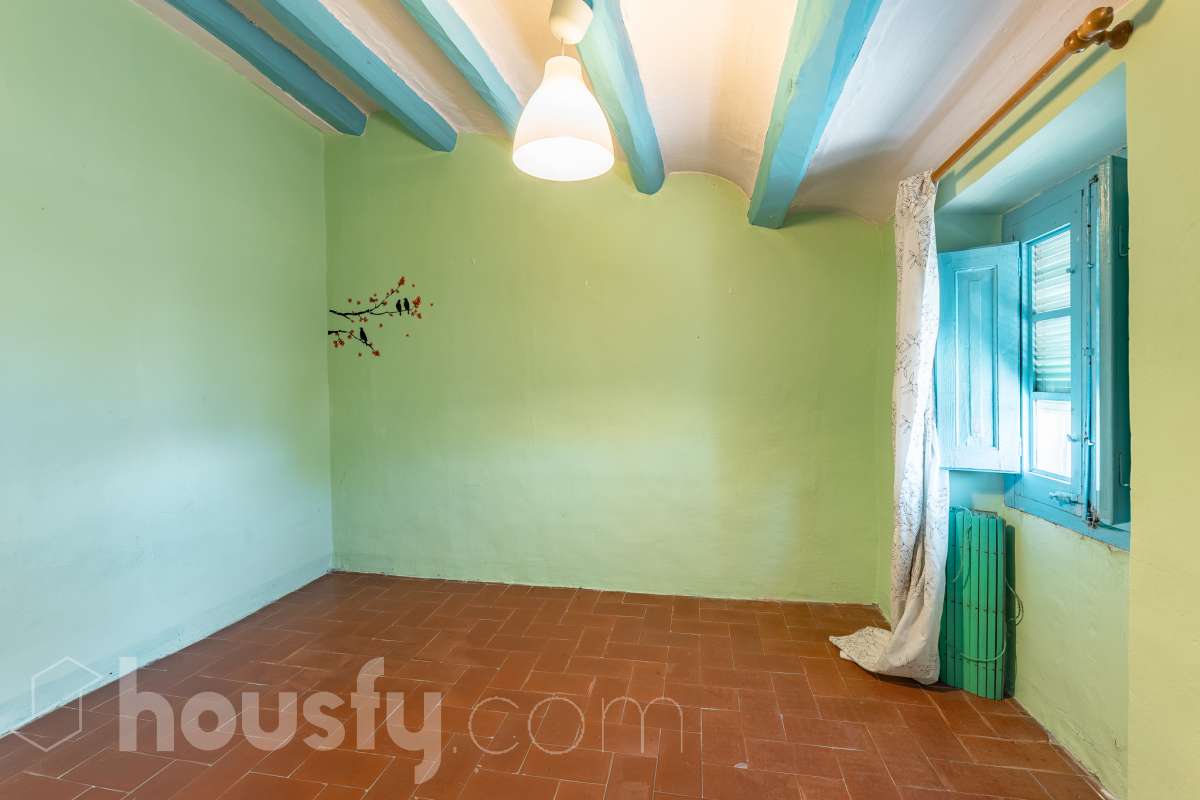 Housfy vende 🏡 luminosa casa ubicada en Santa Margarida i els Monjos. Ven a ver esta bonita casa de pueblo con encanto y vistas privilegiadas a los viñedos en el tranquilo barrio de Sardinyola. Una estructura llena de posibilidades, para acabar de diseñar a tu gusto. Convierte este balcón natural al Penedès en la casa de tus sueños. La vivienda dispone de 142m2 útiles (verificados con la Dirección General de Catastro). Construida en el año: 1905. Distribución de estancias -Salón-comedor -5 Dormitorios -1 Baño -Cocina equipada Características específicas -Cédula de habitabilidad -Trastero -Se aceptan mascotas -Vistas a la montaña -Chimenea Zona y entorno Respecto a la ubicación, se sitúa en Santa Margarida i els Monjos, municipio de Barcelona. Esta propiedad se encuentra cerca de transporte público, colegios, supermercados y farmacias. Santa Margarida i els Monjos está estratégicamente conectada, lo que permite llegar a Barcelona en unos 40-45 minutos. Autopista AP-7: Acceso directo a solo 2 km del casco urbano (Salida 30). Es la vía más rápida para entrar a Barcelona por la Diagonal. N-340: Una alternativa gratuita y directa que conecta con toda la comarca y el área metropolitana. En Tren (Rodalies): Comodidad sin atascos El municipio cuenta con su propia estación de tren (Els Monjos), lo que es un lujo para una casa de pueblo. Línea R4 de Rodalies: Conecta directamente con estaciones clave como Sants, Plaça Catalunya y Arc de Triomf. Aviso legal El precio de venta no incluye gastos de la compraventa como notaría, registro, impuestos, ni tampoco honorarios agencia. Esta publicación no es vinculante. Consulta siempre la nota simple con Housfy antes de formalizar la compraventa. Sobre nosotros Housfy es la plataforma integral de servicios inmobiliarios. Nuestra combinación de expertos y tecnología pone al alcance de todo el mundo servicios cómodos, claros y seguros. AICAT número: 7922. Nos encargamos de la gestión y asesoramiento de la compra. ¡Olvídate de todo! Hacemos los trámites por ti. Y, si además necesitas financiación, ponemos a tu disposición un bróker hipotecario para ayudarte a conseguir las mejores condiciones para tu perfil económico. ¿Quieres visitarla? Contacta con Housfy y agenda tu visita sin compromiso. Más información en: housfy.com Este anuncio contiene imágenes ilustrativas, con el objetivo de mostrar el potencial de la propiedad, y pueden diferir del resultado final.-44