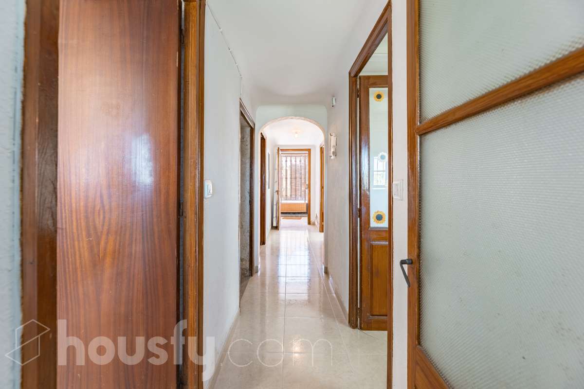 Housfy vende 🏡 luminosa casa ubicada en Santa Margarida i els Monjos. Ven a ver esta bonita casa de pueblo con encanto y vistas privilegiadas a los viñedos en el tranquilo barrio de Sardinyola. Una estructura llena de posibilidades, para acabar de diseñar a tu gusto. Convierte este balcón natural al Penedès en la casa de tus sueños. La vivienda dispone de 142m2 útiles (verificados con la Dirección General de Catastro). Construida en el año: 1905. Distribución de estancias -Salón-comedor -5 Dormitorios -1 Baño -Cocina equipada Características específicas -Cédula de habitabilidad -Trastero -Se aceptan mascotas -Vistas a la montaña -Chimenea Zona y entorno Respecto a la ubicación, se sitúa en Santa Margarida i els Monjos, municipio de Barcelona. Esta propiedad se encuentra cerca de transporte público, colegios, supermercados y farmacias. Santa Margarida i els Monjos está estratégicamente conectada, lo que permite llegar a Barcelona en unos 40-45 minutos. Autopista AP-7: Acceso directo a solo 2 km del casco urbano (Salida 30). Es la vía más rápida para entrar a Barcelona por la Diagonal. N-340: Una alternativa gratuita y directa que conecta con toda la comarca y el área metropolitana. En Tren (Rodalies): Comodidad sin atascos El municipio cuenta con su propia estación de tren (Els Monjos), lo que es un lujo para una casa de pueblo. Línea R4 de Rodalies: Conecta directamente con estaciones clave como Sants, Plaça Catalunya y Arc de Triomf. Aviso legal El precio de venta no incluye gastos de la compraventa como notaría, registro, impuestos, ni tampoco honorarios agencia. Esta publicación no es vinculante. Consulta siempre la nota simple con Housfy antes de formalizar la compraventa. Sobre nosotros Housfy es la plataforma integral de servicios inmobiliarios. Nuestra combinación de expertos y tecnología pone al alcance de todo el mundo servicios cómodos, claros y seguros. AICAT número: 7922. Nos encargamos de la gestión y asesoramiento de la compra. ¡Olvídate de todo! Hacemos los trámites por ti. Y, si además necesitas financiación, ponemos a tu disposición un bróker hipotecario para ayudarte a conseguir las mejores condiciones para tu perfil económico. ¿Quieres visitarla? Contacta con Housfy y agenda tu visita sin compromiso. Más información en: housfy.com Este anuncio contiene imágenes ilustrativas, con el objetivo de mostrar el potencial de la propiedad, y pueden diferir del resultado final.-11