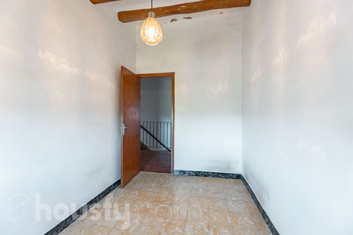 Housfy vende 🏡 luminosa casa ubicada en Santa Margarida i els Monjos. Ven a ver esta bonita casa de pueblo con encanto y vistas privilegiadas a los viñedos en el tranquilo barrio de Sardinyola. Una estructura llena de posibilidades, para acabar de diseñar a tu gusto. Convierte este balcón natural al Penedès en la casa de tus sueños. La vivienda dispone de 142m2 útiles (verificados con la Dirección General de Catastro). Construida en el año: 1905. Distribución de estancias -Salón-comedor -5 Dormitorios -1 Baño -Cocina equipada Características específicas -Cédula de habitabilidad -Trastero -Se aceptan mascotas -Vistas a la montaña -Chimenea Zona y entorno Respecto a la ubicación, se sitúa en Santa Margarida i els Monjos, municipio de Barcelona. Esta propiedad se encuentra cerca de transporte público, colegios, supermercados y farmacias. Santa Margarida i els Monjos está estratégicamente conectada, lo que permite llegar a Barcelona en unos 40-45 minutos. Autopista AP-7: Acceso directo a solo 2 km del casco urbano (Salida 30). Es la vía más rápida para entrar a Barcelona por la Diagonal. N-340: Una alternativa gratuita y directa que conecta con toda la comarca y el área metropolitana. En Tren (Rodalies): Comodidad sin atascos El municipio cuenta con su propia estación de tren (Els Monjos), lo que es un lujo para una casa de pueblo. Línea R4 de Rodalies: Conecta directamente con estaciones clave como Sants, Plaça Catalunya y Arc de Triomf. Aviso legal El precio de venta no incluye gastos de la compraventa como notaría, registro, impuestos, ni tampoco honorarios agencia. Esta publicación no es vinculante. Consulta siempre la nota simple con Housfy antes de formalizar la compraventa. Sobre nosotros Housfy es la plataforma integral de servicios inmobiliarios. Nuestra combinación de expertos y tecnología pone al alcance de todo el mundo servicios cómodos, claros y seguros. AICAT número: 7922. Nos encargamos de la gestión y asesoramiento de la compra. ¡Olvídate de todo! Hacemos los trámites por ti. Y, si además necesitas financiación, ponemos a tu disposición un bróker hipotecario para ayudarte a conseguir las mejores condiciones para tu perfil económico. ¿Quieres visitarla? Contacta con Housfy y agenda tu visita sin compromiso. Más información en: housfy.com Este anuncio contiene imágenes ilustrativas, con el objetivo de mostrar el potencial de la propiedad, y pueden diferir del resultado final.-38