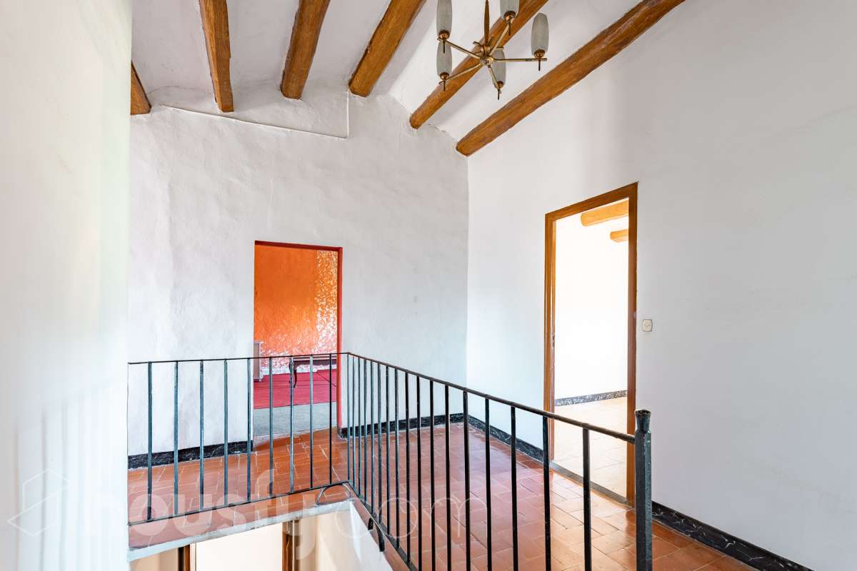 Housfy vende 🏡 luminosa casa ubicada en Santa Margarida i els Monjos. Ven a ver esta bonita casa de pueblo con encanto y vistas privilegiadas a los viñedos en el tranquilo barrio de Sardinyola. Una estructura llena de posibilidades, para acabar de diseñar a tu gusto. Convierte este balcón natural al Penedès en la casa de tus sueños. La vivienda dispone de 142m2 útiles (verificados con la Dirección General de Catastro). Construida en el año: 1905. Distribución de estancias -Salón-comedor -5 Dormitorios -1 Baño -Cocina equipada Características específicas -Cédula de habitabilidad -Trastero -Se aceptan mascotas -Vistas a la montaña -Chimenea Zona y entorno Respecto a la ubicación, se sitúa en Santa Margarida i els Monjos, municipio de Barcelona. Esta propiedad se encuentra cerca de transporte público, colegios, supermercados y farmacias. Santa Margarida i els Monjos está estratégicamente conectada, lo que permite llegar a Barcelona en unos 40-45 minutos. Autopista AP-7: Acceso directo a solo 2 km del casco urbano (Salida 30). Es la vía más rápida para entrar a Barcelona por la Diagonal. N-340: Una alternativa gratuita y directa que conecta con toda la comarca y el área metropolitana. En Tren (Rodalies): Comodidad sin atascos El municipio cuenta con su propia estación de tren (Els Monjos), lo que es un lujo para una casa de pueblo. Línea R4 de Rodalies: Conecta directamente con estaciones clave como Sants, Plaça Catalunya y Arc de Triomf. Aviso legal El precio de venta no incluye gastos de la compraventa como notaría, registro, impuestos, ni tampoco honorarios agencia. Esta publicación no es vinculante. Consulta siempre la nota simple con Housfy antes de formalizar la compraventa. Sobre nosotros Housfy es la plataforma integral de servicios inmobiliarios. Nuestra combinación de expertos y tecnología pone al alcance de todo el mundo servicios cómodos, claros y seguros. AICAT número: 7922. Nos encargamos de la gestión y asesoramiento de la compra. ¡Olvídate de todo! Hacemos los trámites por ti. Y, si además necesitas financiación, ponemos a tu disposición un bróker hipotecario para ayudarte a conseguir las mejores condiciones para tu perfil económico. ¿Quieres visitarla? Contacta con Housfy y agenda tu visita sin compromiso. Más información en: housfy.com Este anuncio contiene imágenes ilustrativas, con el objetivo de mostrar el potencial de la propiedad, y pueden diferir del resultado final.-39