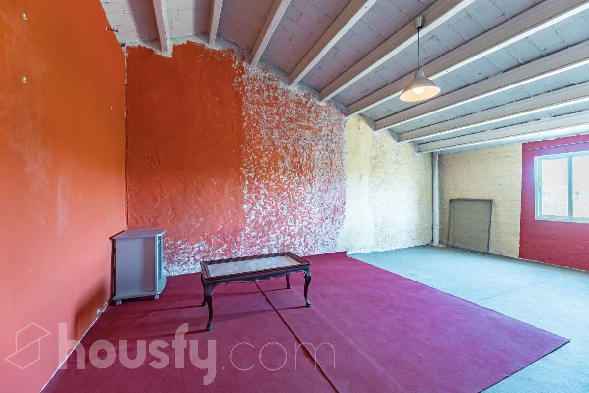 Housfy vende 🏡 luminosa casa ubicada en Santa Margarida i els Monjos. Ven a ver esta bonita casa de pueblo con encanto y vistas privilegiadas a los viñedos en el tranquilo barrio de Sardinyola. Una estructura llena de posibilidades, para acabar de diseñar a tu gusto. Convierte este balcón natural al Penedès en la casa de tus sueños. La vivienda dispone de 142m2 útiles (verificados con la Dirección General de Catastro). Construida en el año: 1905. Distribución de estancias -Salón-comedor -5 Dormitorios -1 Baño -Cocina equipada Características específicas -Cédula de habitabilidad -Trastero -Se aceptan mascotas -Vistas a la montaña -Chimenea Zona y entorno Respecto a la ubicación, se sitúa en Santa Margarida i els Monjos, municipio de Barcelona. Esta propiedad se encuentra cerca de transporte público, colegios, supermercados y farmacias. Santa Margarida i els Monjos está estratégicamente conectada, lo que permite llegar a Barcelona en unos 40-45 minutos. Autopista AP-7: Acceso directo a solo 2 km del casco urbano (Salida 30). Es la vía más rápida para entrar a Barcelona por la Diagonal. N-340: Una alternativa gratuita y directa que conecta con toda la comarca y el área metropolitana. En Tren (Rodalies): Comodidad sin atascos El municipio cuenta con su propia estación de tren (Els Monjos), lo que es un lujo para una casa de pueblo. Línea R4 de Rodalies: Conecta directamente con estaciones clave como Sants, Plaça Catalunya y Arc de Triomf. Aviso legal El precio de venta no incluye gastos de la compraventa como notaría, registro, impuestos, ni tampoco honorarios agencia. Esta publicación no es vinculante. Consulta siempre la nota simple con Housfy antes de formalizar la compraventa. Sobre nosotros Housfy es la plataforma integral de servicios inmobiliarios. Nuestra combinación de expertos y tecnología pone al alcance de todo el mundo servicios cómodos, claros y seguros. AICAT número: 7922. Nos encargamos de la gestión y asesoramiento de la compra. ¡Olvídate de todo! Hacemos los trámites por ti. Y, si además necesitas financiación, ponemos a tu disposición un bróker hipotecario para ayudarte a conseguir las mejores condiciones para tu perfil económico. ¿Quieres visitarla? Contacta con Housfy y agenda tu visita sin compromiso. Más información en: housfy.com Este anuncio contiene imágenes ilustrativas, con el objetivo de mostrar el potencial de la propiedad, y pueden diferir del resultado final.-41