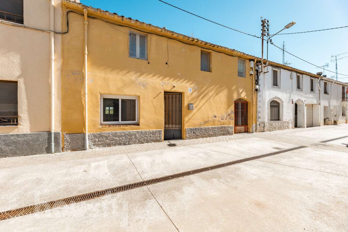 Housfy vende 🏡 luminosa casa ubicada en Santa Margarida i els Monjos. Ven a ver esta bonita casa de pueblo con encanto y vistas privilegiadas a los viñedos en el tranquilo barrio de Sardinyola. Una estructura llena de posibilidades, para acabar de diseñar a tu gusto. Convierte este balcón natural al Penedès en la casa de tus sueños. La vivienda dispone de 142m2 útiles (verificados con la Dirección General de Catastro). Construida en el año: 1905. Distribución de estancias -Salón-comedor -5 Dormitorios -1 Baño -Cocina equipada Características específicas -Cédula de habitabilidad -Trastero -Se aceptan mascotas -Vistas a la montaña -Chimenea Zona y entorno Respecto a la ubicación, se sitúa en Santa Margarida i els Monjos, municipio de Barcelona. Esta propiedad se encuentra cerca de transporte público, colegios, supermercados y farmacias. Santa Margarida i els Monjos está estratégicamente conectada, lo que permite llegar a Barcelona en unos 40-45 minutos. Autopista AP-7: Acceso directo a solo 2 km del casco urbano (Salida 30). Es la vía más rápida para entrar a Barcelona por la Diagonal. N-340: Una alternativa gratuita y directa que conecta con toda la comarca y el área metropolitana. En Tren (Rodalies): Comodidad sin atascos El municipio cuenta con su propia estación de tren (Els Monjos), lo que es un lujo para una casa de pueblo. Línea R4 de Rodalies: Conecta directamente con estaciones clave como Sants, Plaça Catalunya y Arc de Triomf. Aviso legal El precio de venta no incluye gastos de la compraventa como notaría, registro, impuestos, ni tampoco honorarios agencia. Esta publicación no es vinculante. Consulta siempre la nota simple con Housfy antes de formalizar la compraventa. Sobre nosotros Housfy es la plataforma integral de servicios inmobiliarios. Nuestra combinación de expertos y tecnología pone al alcance de todo el mundo servicios cómodos, claros y seguros. AICAT número: 7922. Nos encargamos de la gestión y asesoramiento de la compra. ¡Olvídate de todo! Hacemos los trámites por ti. Y, si además necesitas financiación, ponemos a tu disposición un bróker hipotecario para ayudarte a conseguir las mejores condiciones para tu perfil económico. ¿Quieres visitarla? Contacta con Housfy y agenda tu visita sin compromiso. Más información en: housfy.com Este anuncio contiene imágenes ilustrativas, con el objetivo de mostrar el potencial de la propiedad, y pueden diferir del resultado final.-49