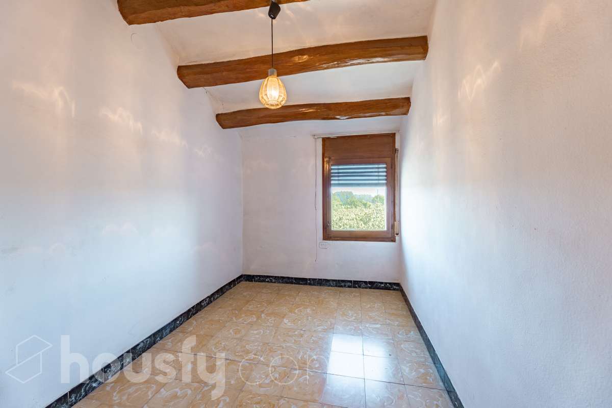 Housfy vende 🏡 luminosa casa ubicada en Santa Margarida i els Monjos. Ven a ver esta bonita casa de pueblo con encanto y vistas privilegiadas a los viñedos en el tranquilo barrio de Sardinyola. Una estructura llena de posibilidades, para acabar de diseñar a tu gusto. Convierte este balcón natural al Penedès en la casa de tus sueños. La vivienda dispone de 142m2 útiles (verificados con la Dirección General de Catastro). Construida en el año: 1905. Distribución de estancias -Salón-comedor -5 Dormitorios -1 Baño -Cocina equipada Características específicas -Cédula de habitabilidad -Trastero -Se aceptan mascotas -Vistas a la montaña -Chimenea Zona y entorno Respecto a la ubicación, se sitúa en Santa Margarida i els Monjos, municipio de Barcelona. Esta propiedad se encuentra cerca de transporte público, colegios, supermercados y farmacias. Santa Margarida i els Monjos está estratégicamente conectada, lo que permite llegar a Barcelona en unos 40-45 minutos. Autopista AP-7: Acceso directo a solo 2 km del casco urbano (Salida 30). Es la vía más rápida para entrar a Barcelona por la Diagonal. N-340: Una alternativa gratuita y directa que conecta con toda la comarca y el área metropolitana. En Tren (Rodalies): Comodidad sin atascos El municipio cuenta con su propia estación de tren (Els Monjos), lo que es un lujo para una casa de pueblo. Línea R4 de Rodalies: Conecta directamente con estaciones clave como Sants, Plaça Catalunya y Arc de Triomf. Aviso legal El precio de venta no incluye gastos de la compraventa como notaría, registro, impuestos, ni tampoco honorarios agencia. Esta publicación no es vinculante. Consulta siempre la nota simple con Housfy antes de formalizar la compraventa. Sobre nosotros Housfy es la plataforma integral de servicios inmobiliarios. Nuestra combinación de expertos y tecnología pone al alcance de todo el mundo servicios cómodos, claros y seguros. AICAT número: 7922. Nos encargamos de la gestión y asesoramiento de la compra. ¡Olvídate de todo! Hacemos los trámites por ti. Y, si además necesitas financiación, ponemos a tu disposición un bróker hipotecario para ayudarte a conseguir las mejores condiciones para tu perfil económico. ¿Quieres visitarla? Contacta con Housfy y agenda tu visita sin compromiso. Más información en: housfy.com Este anuncio contiene imágenes ilustrativas, con el objetivo de mostrar el potencial de la propiedad, y pueden diferir del resultado final.-36