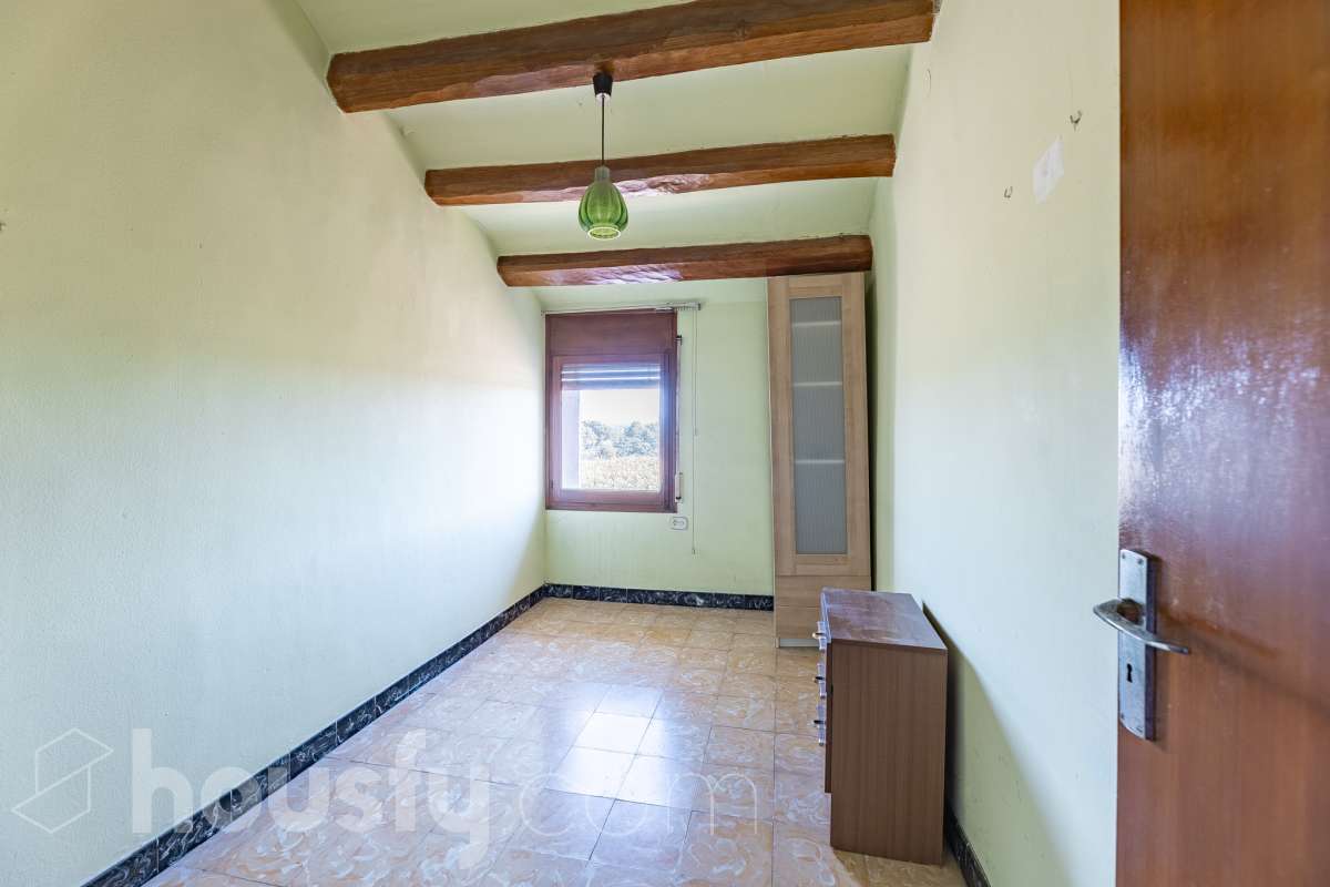 Housfy vende 🏡 luminosa casa ubicada en Santa Margarida i els Monjos. Ven a ver esta bonita casa de pueblo con encanto y vistas privilegiadas a los viñedos en el tranquilo barrio de Sardinyola. Una estructura llena de posibilidades, para acabar de diseñar a tu gusto. Convierte este balcón natural al Penedès en la casa de tus sueños. La vivienda dispone de 142m2 útiles (verificados con la Dirección General de Catastro). Construida en el año: 1905. Distribución de estancias -Salón-comedor -5 Dormitorios -1 Baño -Cocina equipada Características específicas -Cédula de habitabilidad -Trastero -Se aceptan mascotas -Vistas a la montaña -Chimenea Zona y entorno Respecto a la ubicación, se sitúa en Santa Margarida i els Monjos, municipio de Barcelona. Esta propiedad se encuentra cerca de transporte público, colegios, supermercados y farmacias. Santa Margarida i els Monjos está estratégicamente conectada, lo que permite llegar a Barcelona en unos 40-45 minutos. Autopista AP-7: Acceso directo a solo 2 km del casco urbano (Salida 30). Es la vía más rápida para entrar a Barcelona por la Diagonal. N-340: Una alternativa gratuita y directa que conecta con toda la comarca y el área metropolitana. En Tren (Rodalies): Comodidad sin atascos El municipio cuenta con su propia estación de tren (Els Monjos), lo que es un lujo para una casa de pueblo. Línea R4 de Rodalies: Conecta directamente con estaciones clave como Sants, Plaça Catalunya y Arc de Triomf. Aviso legal El precio de venta no incluye gastos de la compraventa como notaría, registro, impuestos, ni tampoco honorarios agencia. Esta publicación no es vinculante. Consulta siempre la nota simple con Housfy antes de formalizar la compraventa. Sobre nosotros Housfy es la plataforma integral de servicios inmobiliarios. Nuestra combinación de expertos y tecnología pone al alcance de todo el mundo servicios cómodos, claros y seguros. AICAT número: 7922. Nos encargamos de la gestión y asesoramiento de la compra. ¡Olvídate de todo! Hacemos los trámites por ti. Y, si además necesitas financiación, ponemos a tu disposición un bróker hipotecario para ayudarte a conseguir las mejores condiciones para tu perfil económico. ¿Quieres visitarla? Contacta con Housfy y agenda tu visita sin compromiso. Más información en: housfy.com Este anuncio contiene imágenes ilustrativas, con el objetivo de mostrar el potencial de la propiedad, y pueden diferir del resultado final.-6