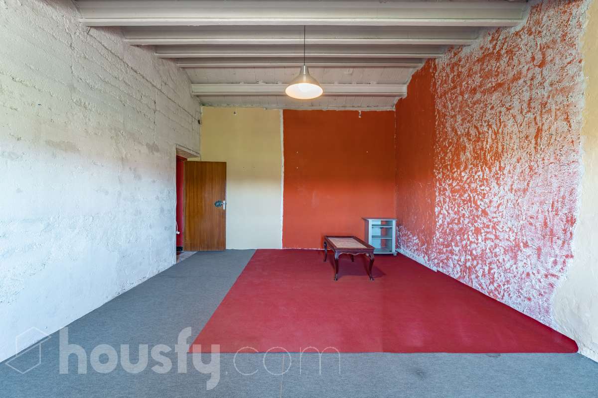 Housfy vende 🏡 luminosa casa ubicada en Santa Margarida i els Monjos. Ven a ver esta bonita casa de pueblo con encanto y vistas privilegiadas a los viñedos en el tranquilo barrio de Sardinyola. Una estructura llena de posibilidades, para acabar de diseñar a tu gusto. Convierte este balcón natural al Penedès en la casa de tus sueños. La vivienda dispone de 142m2 útiles (verificados con la Dirección General de Catastro). Construida en el año: 1905. Distribución de estancias -Salón-comedor -5 Dormitorios -1 Baño -Cocina equipada Características específicas -Cédula de habitabilidad -Trastero -Se aceptan mascotas -Vistas a la montaña -Chimenea Zona y entorno Respecto a la ubicación, se sitúa en Santa Margarida i els Monjos, municipio de Barcelona. Esta propiedad se encuentra cerca de transporte público, colegios, supermercados y farmacias. Santa Margarida i els Monjos está estratégicamente conectada, lo que permite llegar a Barcelona en unos 40-45 minutos. Autopista AP-7: Acceso directo a solo 2 km del casco urbano (Salida 30). Es la vía más rápida para entrar a Barcelona por la Diagonal. N-340: Una alternativa gratuita y directa que conecta con toda la comarca y el área metropolitana. En Tren (Rodalies): Comodidad sin atascos El municipio cuenta con su propia estación de tren (Els Monjos), lo que es un lujo para una casa de pueblo. Línea R4 de Rodalies: Conecta directamente con estaciones clave como Sants, Plaça Catalunya y Arc de Triomf. Aviso legal El precio de venta no incluye gastos de la compraventa como notaría, registro, impuestos, ni tampoco honorarios agencia. Esta publicación no es vinculante. Consulta siempre la nota simple con Housfy antes de formalizar la compraventa. Sobre nosotros Housfy es la plataforma integral de servicios inmobiliarios. Nuestra combinación de expertos y tecnología pone al alcance de todo el mundo servicios cómodos, claros y seguros. AICAT número: 7922. Nos encargamos de la gestión y asesoramiento de la compra. ¡Olvídate de todo! Hacemos los trámites por ti. Y, si además necesitas financiación, ponemos a tu disposición un bróker hipotecario para ayudarte a conseguir las mejores condiciones para tu perfil económico. ¿Quieres visitarla? Contacta con Housfy y agenda tu visita sin compromiso. Más información en: housfy.com Este anuncio contiene imágenes ilustrativas, con el objetivo de mostrar el potencial de la propiedad, y pueden diferir del resultado final.-42