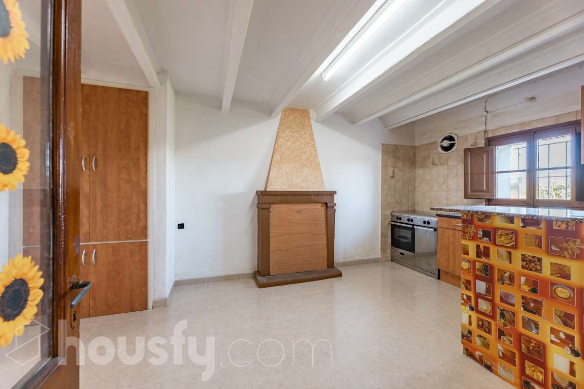 Housfy vende 🏡 luminosa casa ubicada en Santa Margarida i els Monjos. Ven a ver esta bonita casa de pueblo con encanto y vistas privilegiadas a los viñedos en el tranquilo barrio de Sardinyola. Una estructura llena de posibilidades, para acabar de diseñar a tu gusto. Convierte este balcón natural al Penedès en la casa de tus sueños. La vivienda dispone de 142m2 útiles (verificados con la Dirección General de Catastro). Construida en el año: 1905. Distribución de estancias -Salón-comedor -5 Dormitorios -1 Baño -Cocina equipada Características específicas -Cédula de habitabilidad -Trastero -Se aceptan mascotas -Vistas a la montaña -Chimenea Zona y entorno Respecto a la ubicación, se sitúa en Santa Margarida i els Monjos, municipio de Barcelona. Esta propiedad se encuentra cerca de transporte público, colegios, supermercados y farmacias. Santa Margarida i els Monjos está estratégicamente conectada, lo que permite llegar a Barcelona en unos 40-45 minutos. Autopista AP-7: Acceso directo a solo 2 km del casco urbano (Salida 30). Es la vía más rápida para entrar a Barcelona por la Diagonal. N-340: Una alternativa gratuita y directa que conecta con toda la comarca y el área metropolitana. En Tren (Rodalies): Comodidad sin atascos El municipio cuenta con su propia estación de tren (Els Monjos), lo que es un lujo para una casa de pueblo. Línea R4 de Rodalies: Conecta directamente con estaciones clave como Sants, Plaça Catalunya y Arc de Triomf. Aviso legal El precio de venta no incluye gastos de la compraventa como notaría, registro, impuestos, ni tampoco honorarios agencia. Esta publicación no es vinculante. Consulta siempre la nota simple con Housfy antes de formalizar la compraventa. Sobre nosotros Housfy es la plataforma integral de servicios inmobiliarios. Nuestra combinación de expertos y tecnología pone al alcance de todo el mundo servicios cómodos, claros y seguros. AICAT número: 7922. Nos encargamos de la gestión y asesoramiento de la compra. ¡Olvídate de todo! Hacemos los trámites por ti. Y, si además necesitas financiación, ponemos a tu disposición un bróker hipotecario para ayudarte a conseguir las mejores condiciones para tu perfil económico. ¿Quieres visitarla? Contacta con Housfy y agenda tu visita sin compromiso. Más información en: housfy.com Este anuncio contiene imágenes ilustrativas, con el objetivo de mostrar el potencial de la propiedad, y pueden diferir del resultado final.-13