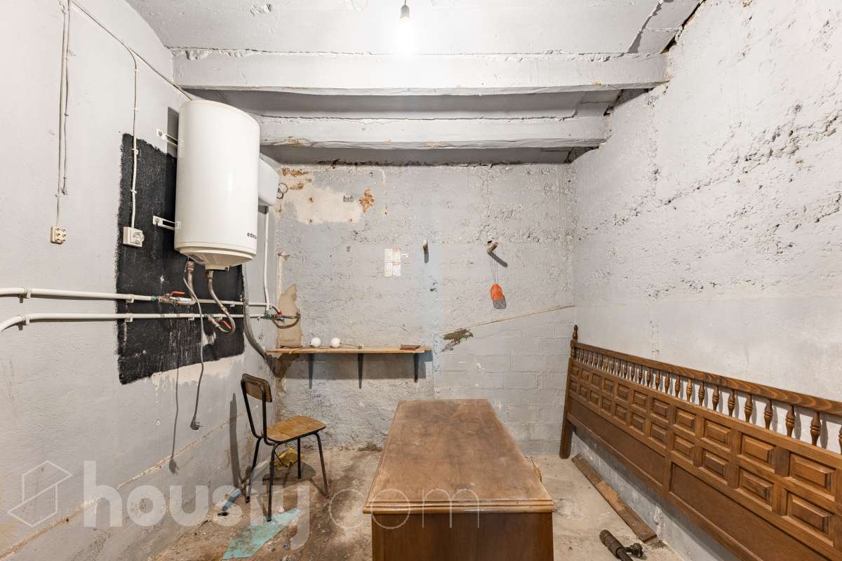 Housfy vende 🏡 luminosa casa ubicada en Santa Margarida i els Monjos. Ven a ver esta bonita casa de pueblo con encanto y vistas privilegiadas a los viñedos en el tranquilo barrio de Sardinyola. Una estructura llena de posibilidades, para acabar de diseñar a tu gusto. Convierte este balcón natural al Penedès en la casa de tus sueños. La vivienda dispone de 142m2 útiles (verificados con la Dirección General de Catastro). Construida en el año: 1905. Distribución de estancias -Salón-comedor -5 Dormitorios -1 Baño -Cocina equipada Características específicas -Cédula de habitabilidad -Trastero -Se aceptan mascotas -Vistas a la montaña -Chimenea Zona y entorno Respecto a la ubicación, se sitúa en Santa Margarida i els Monjos, municipio de Barcelona. Esta propiedad se encuentra cerca de transporte público, colegios, supermercados y farmacias. Santa Margarida i els Monjos está estratégicamente conectada, lo que permite llegar a Barcelona en unos 40-45 minutos. Autopista AP-7: Acceso directo a solo 2 km del casco urbano (Salida 30). Es la vía más rápida para entrar a Barcelona por la Diagonal. N-340: Una alternativa gratuita y directa que conecta con toda la comarca y el área metropolitana. En Tren (Rodalies): Comodidad sin atascos El municipio cuenta con su propia estación de tren (Els Monjos), lo que es un lujo para una casa de pueblo. Línea R4 de Rodalies: Conecta directamente con estaciones clave como Sants, Plaça Catalunya y Arc de Triomf. Aviso legal El precio de venta no incluye gastos de la compraventa como notaría, registro, impuestos, ni tampoco honorarios agencia. Esta publicación no es vinculante. Consulta siempre la nota simple con Housfy antes de formalizar la compraventa. Sobre nosotros Housfy es la plataforma integral de servicios inmobiliarios. Nuestra combinación de expertos y tecnología pone al alcance de todo el mundo servicios cómodos, claros y seguros. AICAT número: 7922. Nos encargamos de la gestión y asesoramiento de la compra. ¡Olvídate de todo! Hacemos los trámites por ti. Y, si además necesitas financiación, ponemos a tu disposición un bróker hipotecario para ayudarte a conseguir las mejores condiciones para tu perfil económico. ¿Quieres visitarla? Contacta con Housfy y agenda tu visita sin compromiso. Más información en: housfy.com Este anuncio contiene imágenes ilustrativas, con el objetivo de mostrar el potencial de la propiedad, y pueden diferir del resultado final.-28
