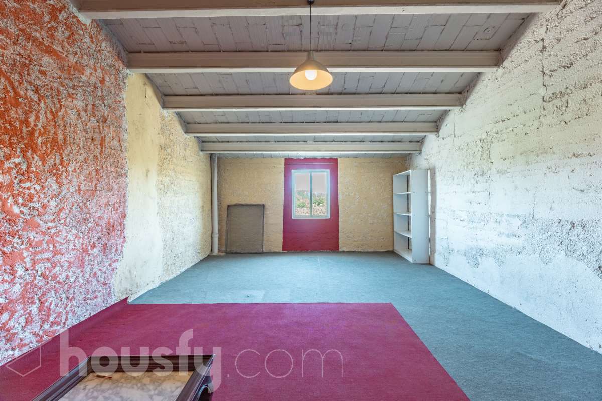 Housfy vende 🏡 luminosa casa ubicada en Santa Margarida i els Monjos. Ven a ver esta bonita casa de pueblo con encanto y vistas privilegiadas a los viñedos en el tranquilo barrio de Sardinyola. Una estructura llena de posibilidades, para acabar de diseñar a tu gusto. Convierte este balcón natural al Penedès en la casa de tus sueños. La vivienda dispone de 142m2 útiles (verificados con la Dirección General de Catastro). Construida en el año: 1905. Distribución de estancias -Salón-comedor -5 Dormitorios -1 Baño -Cocina equipada Características específicas -Cédula de habitabilidad -Trastero -Se aceptan mascotas -Vistas a la montaña -Chimenea Zona y entorno Respecto a la ubicación, se sitúa en Santa Margarida i els Monjos, municipio de Barcelona. Esta propiedad se encuentra cerca de transporte público, colegios, supermercados y farmacias. Santa Margarida i els Monjos está estratégicamente conectada, lo que permite llegar a Barcelona en unos 40-45 minutos. Autopista AP-7: Acceso directo a solo 2 km del casco urbano (Salida 30). Es la vía más rápida para entrar a Barcelona por la Diagonal. N-340: Una alternativa gratuita y directa que conecta con toda la comarca y el área metropolitana. En Tren (Rodalies): Comodidad sin atascos El municipio cuenta con su propia estación de tren (Els Monjos), lo que es un lujo para una casa de pueblo. Línea R4 de Rodalies: Conecta directamente con estaciones clave como Sants, Plaça Catalunya y Arc de Triomf. Aviso legal El precio de venta no incluye gastos de la compraventa como notaría, registro, impuestos, ni tampoco honorarios agencia. Esta publicación no es vinculante. Consulta siempre la nota simple con Housfy antes de formalizar la compraventa. Sobre nosotros Housfy es la plataforma integral de servicios inmobiliarios. Nuestra combinación de expertos y tecnología pone al alcance de todo el mundo servicios cómodos, claros y seguros. AICAT número: 7922. Nos encargamos de la gestión y asesoramiento de la compra. ¡Olvídate de todo! Hacemos los trámites por ti. Y, si además necesitas financiación, ponemos a tu disposición un bróker hipotecario para ayudarte a conseguir las mejores condiciones para tu perfil económico. ¿Quieres visitarla? Contacta con Housfy y agenda tu visita sin compromiso. Más información en: housfy.com Este anuncio contiene imágenes ilustrativas, con el objetivo de mostrar el potencial de la propiedad, y pueden diferir del resultado final.-4