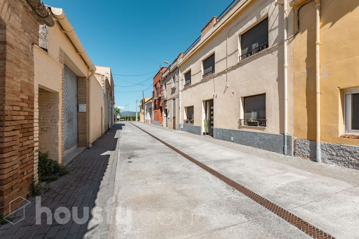 Housfy vende 🏡 luminosa casa ubicada en Santa Margarida i els Monjos. Ven a ver esta bonita casa de pueblo con encanto y vistas privilegiadas a los viñedos en el tranquilo barrio de Sardinyola. Una estructura llena de posibilidades, para acabar de diseñar a tu gusto. Convierte este balcón natural al Penedès en la casa de tus sueños. La vivienda dispone de 142m2 útiles (verificados con la Dirección General de Catastro). Construida en el año: 1905. Distribución de estancias -Salón-comedor -5 Dormitorios -1 Baño -Cocina equipada Características específicas -Cédula de habitabilidad -Trastero -Se aceptan mascotas -Vistas a la montaña -Chimenea Zona y entorno Respecto a la ubicación, se sitúa en Santa Margarida i els Monjos, municipio de Barcelona. Esta propiedad se encuentra cerca de transporte público, colegios, supermercados y farmacias. Santa Margarida i els Monjos está estratégicamente conectada, lo que permite llegar a Barcelona en unos 40-45 minutos. Autopista AP-7: Acceso directo a solo 2 km del casco urbano (Salida 30). Es la vía más rápida para entrar a Barcelona por la Diagonal. N-340: Una alternativa gratuita y directa que conecta con toda la comarca y el área metropolitana. En Tren (Rodalies): Comodidad sin atascos El municipio cuenta con su propia estación de tren (Els Monjos), lo que es un lujo para una casa de pueblo. Línea R4 de Rodalies: Conecta directamente con estaciones clave como Sants, Plaça Catalunya y Arc de Triomf. Aviso legal El precio de venta no incluye gastos de la compraventa como notaría, registro, impuestos, ni tampoco honorarios agencia. Esta publicación no es vinculante. Consulta siempre la nota simple con Housfy antes de formalizar la compraventa. Sobre nosotros Housfy es la plataforma integral de servicios inmobiliarios. Nuestra combinación de expertos y tecnología pone al alcance de todo el mundo servicios cómodos, claros y seguros. AICAT número: 7922. Nos encargamos de la gestión y asesoramiento de la compra. ¡Olvídate de todo! Hacemos los trámites por ti. Y, si además necesitas financiación, ponemos a tu disposición un bróker hipotecario para ayudarte a conseguir las mejores condiciones para tu perfil económico. ¿Quieres visitarla? Contacta con Housfy y agenda tu visita sin compromiso. Más información en: housfy.com Este anuncio contiene imágenes ilustrativas, con el objetivo de mostrar el potencial de la propiedad, y pueden diferir del resultado final.-47